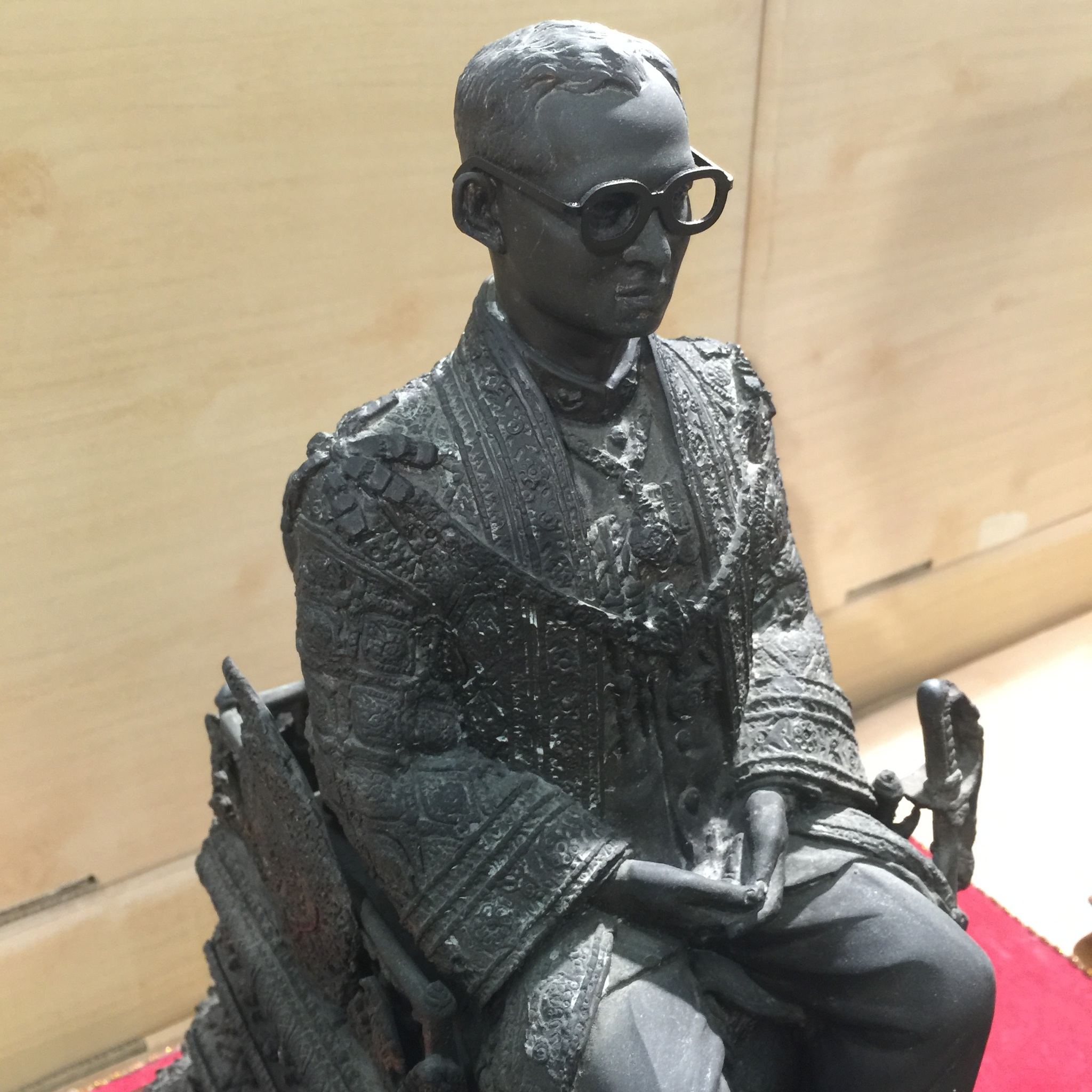 พระบรมรูปพระบาทสมเด็จพระเจ้าอยู่หัวรัชกาลที่9(นั่งบัลลังก์) กระทรวงมหาดไทยจัดสร้าง ปี2539