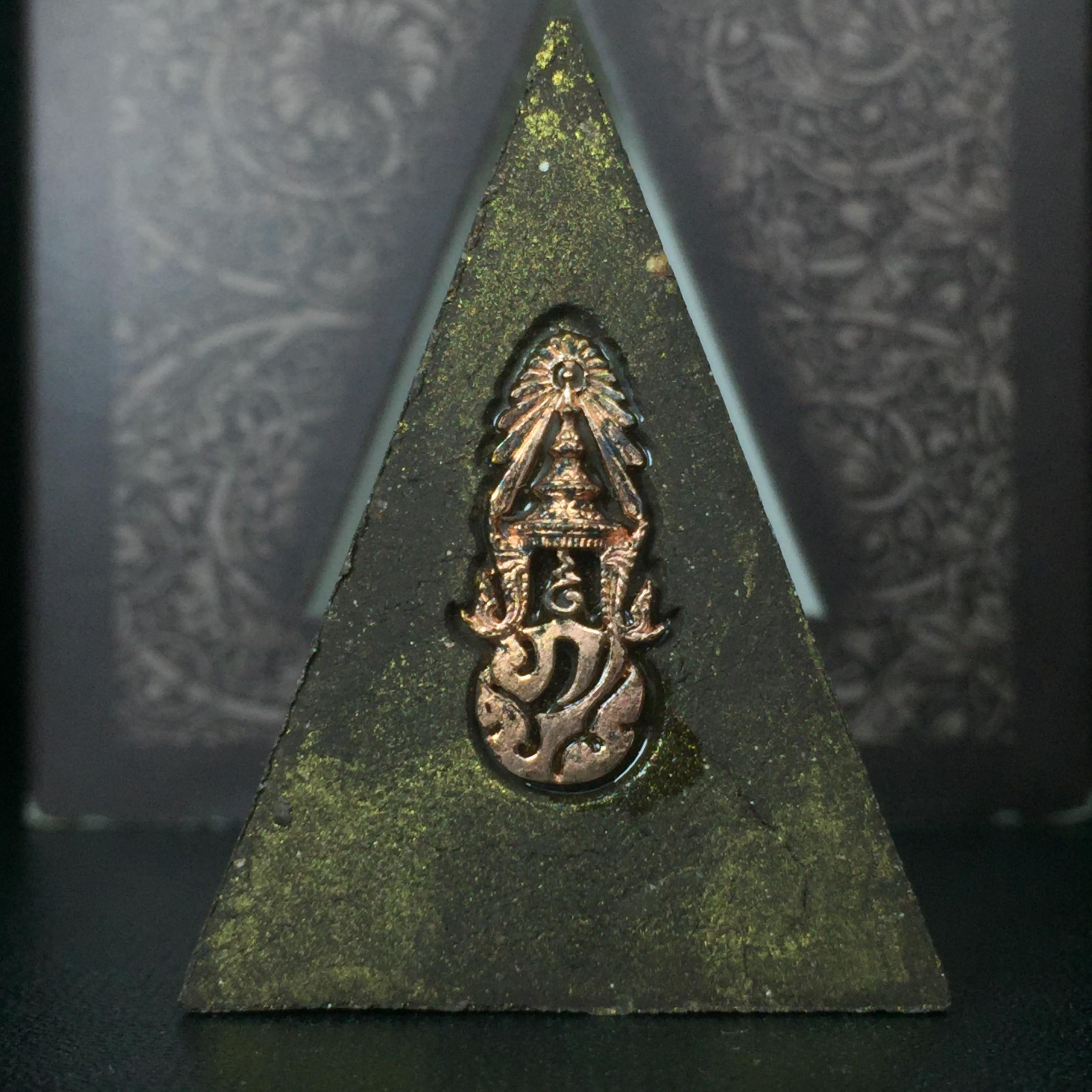 พระพุทธชินราช ภปร. โครงการ "เพราะแผ่นดินนี้ คือ แผ่นดินเกิด" ปี2548(รุ่นแรก) พระผงหลัง ภ.ป.ร. ทองแดง (พระราชทานเส้นพระเจ้า (เส้นผม)และมวลสารจิตรลดา)