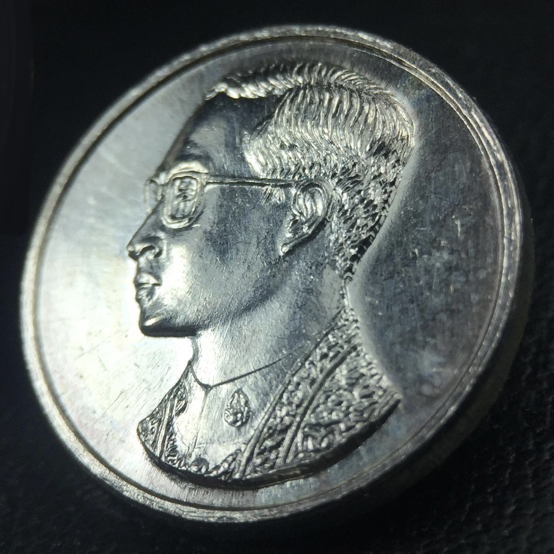 เหรียญพระบรมรูปคุ้มเกล้า รพ.ภูมิพล ปี2522 เนื้อเงิน พิมพ์เล็ก(พบเจอน้อยหายาก) คัดสภาพสวยเดิม(ในหลวงรัชกาลที่9 ทรงจุดไฟพระฤกษ์และเททอง พิธีใหญ่)ยอดนิยมหายาก