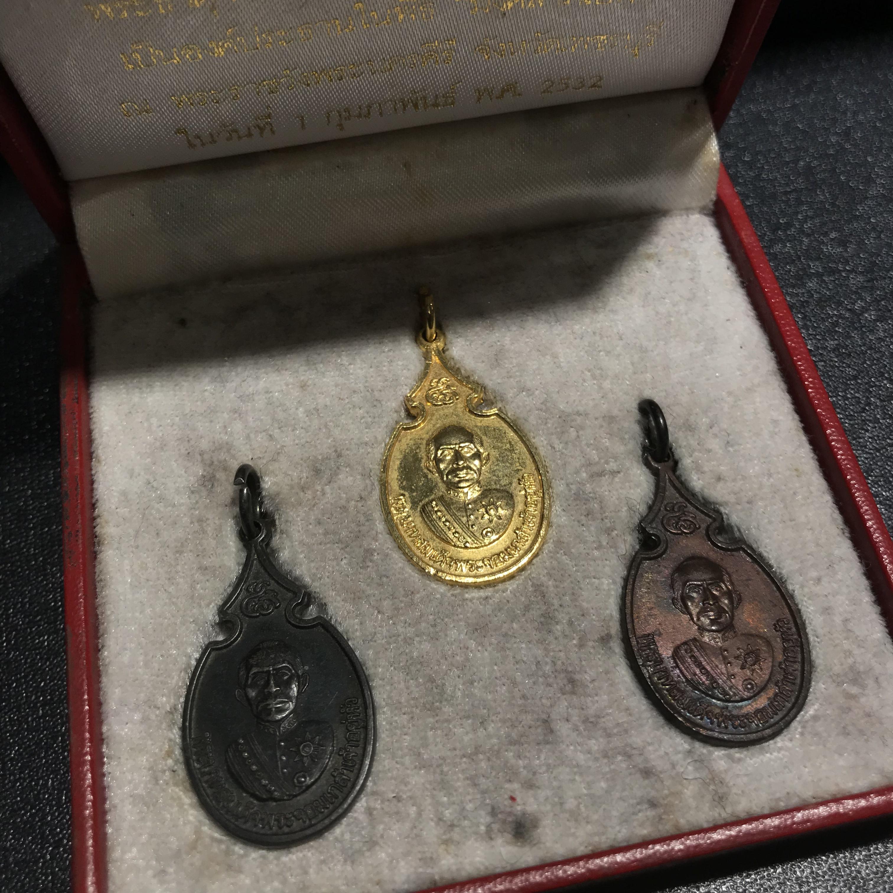 ชุดเหรียญพระจอมเกล้าเจ้าอยู่หัว ในวาระการบูรณะปฏิสังขรณ์องค์เจดีย์ พระธาตุจอมเพชร ครั้งที่2 ปี2530