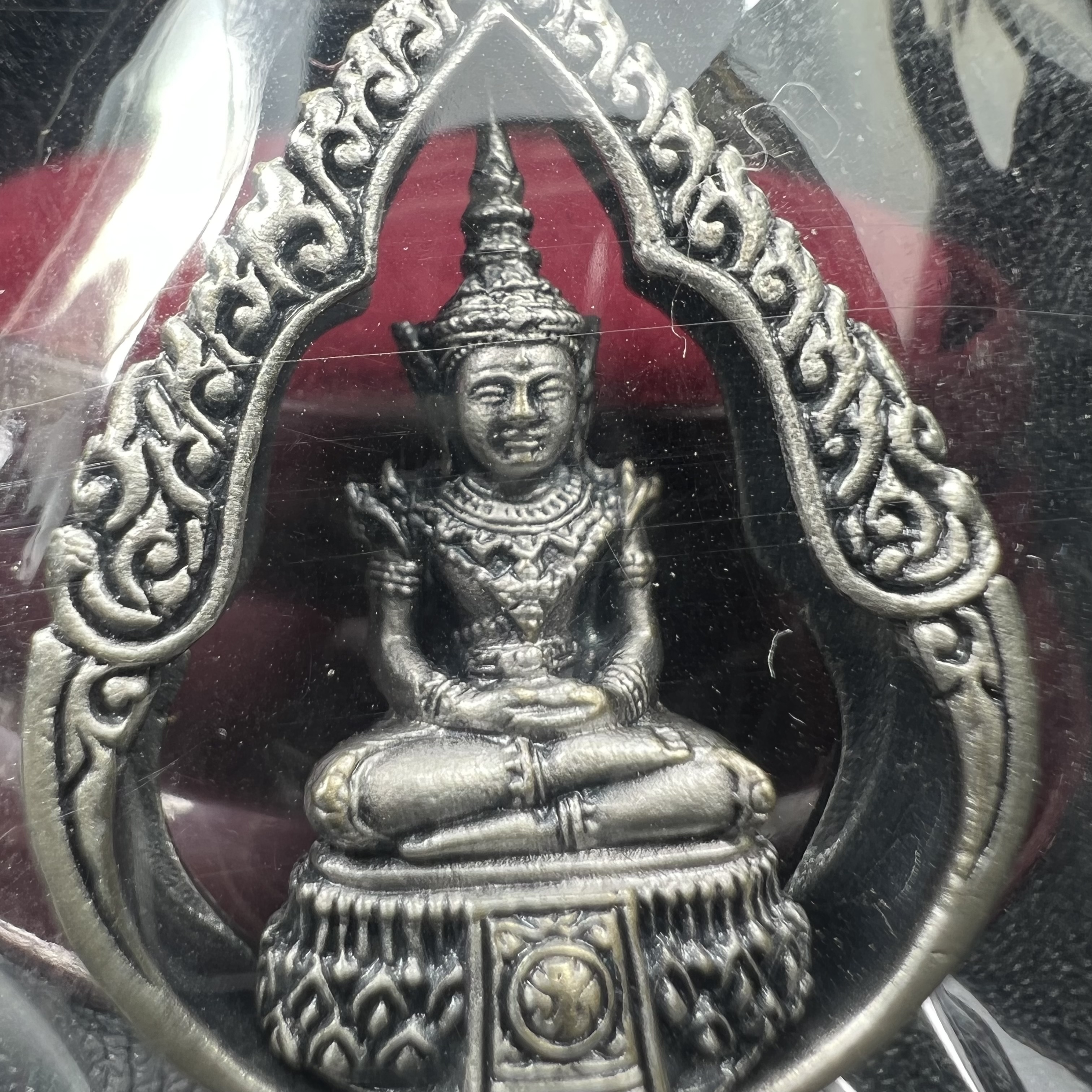 พระแก้วมรกต ภปร.(รุ่นแรก) ปี2545 รุ่นฉลองกรุงรัตนโกสินทร์ครบ 220 ปี พิมพ์ลอยองค์ทรงหยดน้ำ เนื้ออัลปาก้า ชุบเงินลงดำ ขนาด 18*27 มม. พร้อมครอบตั้งโชว์เดิม องค์พระซีนซองเดิม สวยครบสมบูรณ์