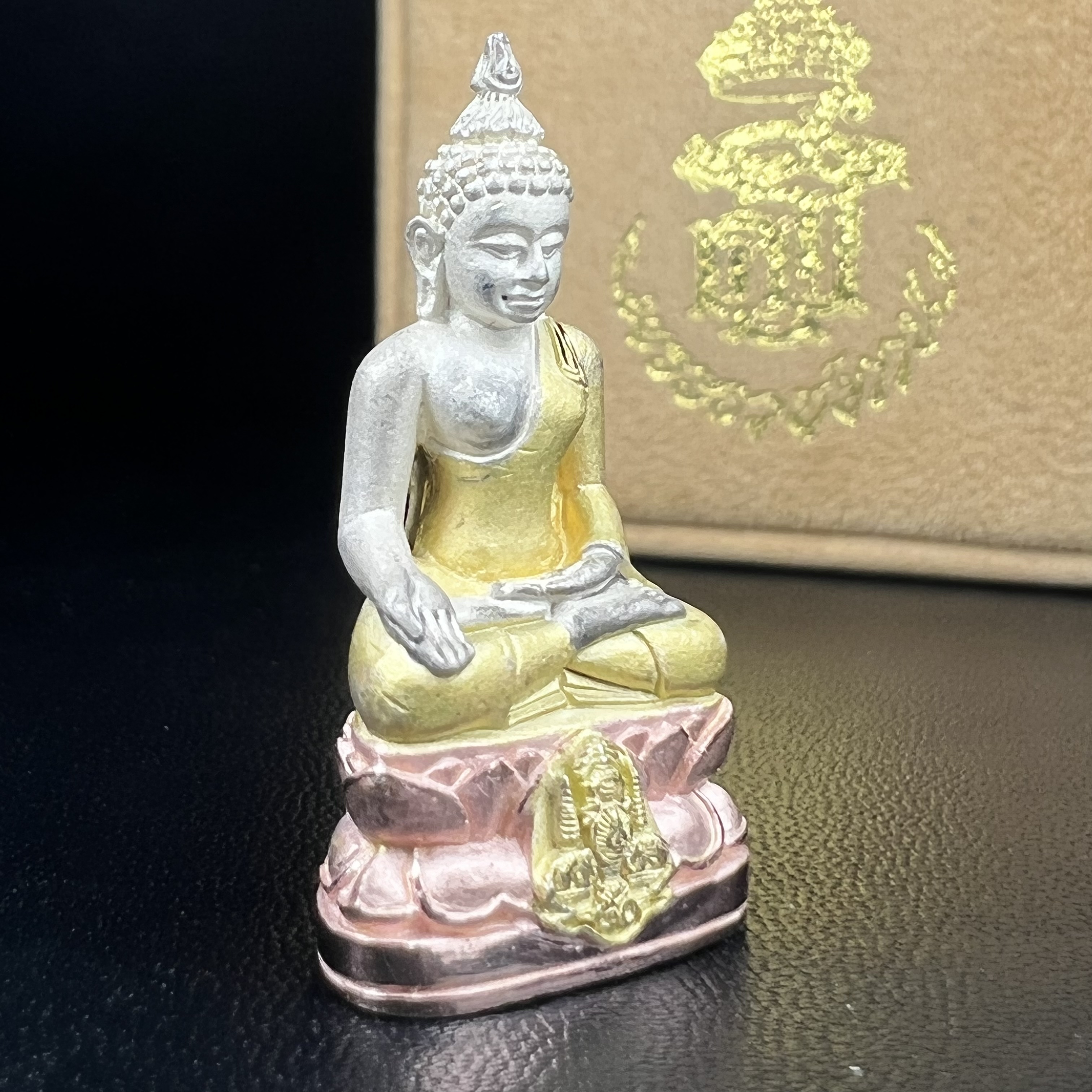 พระกริ่งไพรีพินาศ ครองสิริราชสมบัติครบ 50 ปี พ.ศ.2540 เนื้อเงินสามกษัตริย์ สวย ครบ สมบูรณ์ ชุดพระราชทาน(หายาก)