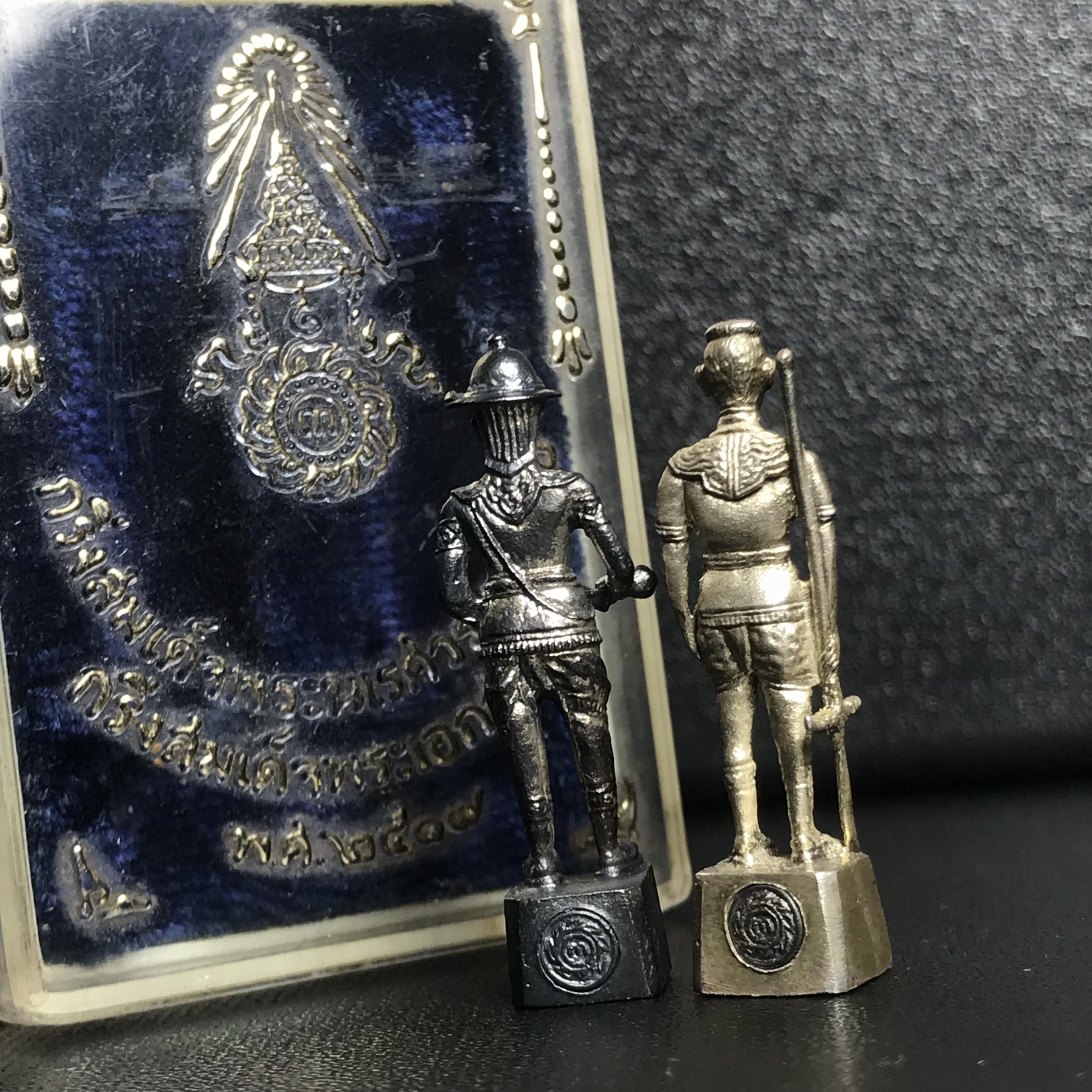 พระกริ่งสมเด็จพระนเรศวร-พระกริ่งสมเด็จพระเอกาทศรถ กองทัพภาคที่3จัดสร้าง ปี2517 เนื้อเงินกล่องเดิม(หายาก)(1ใน120ชุด)(ในหลวง ร.9 เสด็จในพิธี)