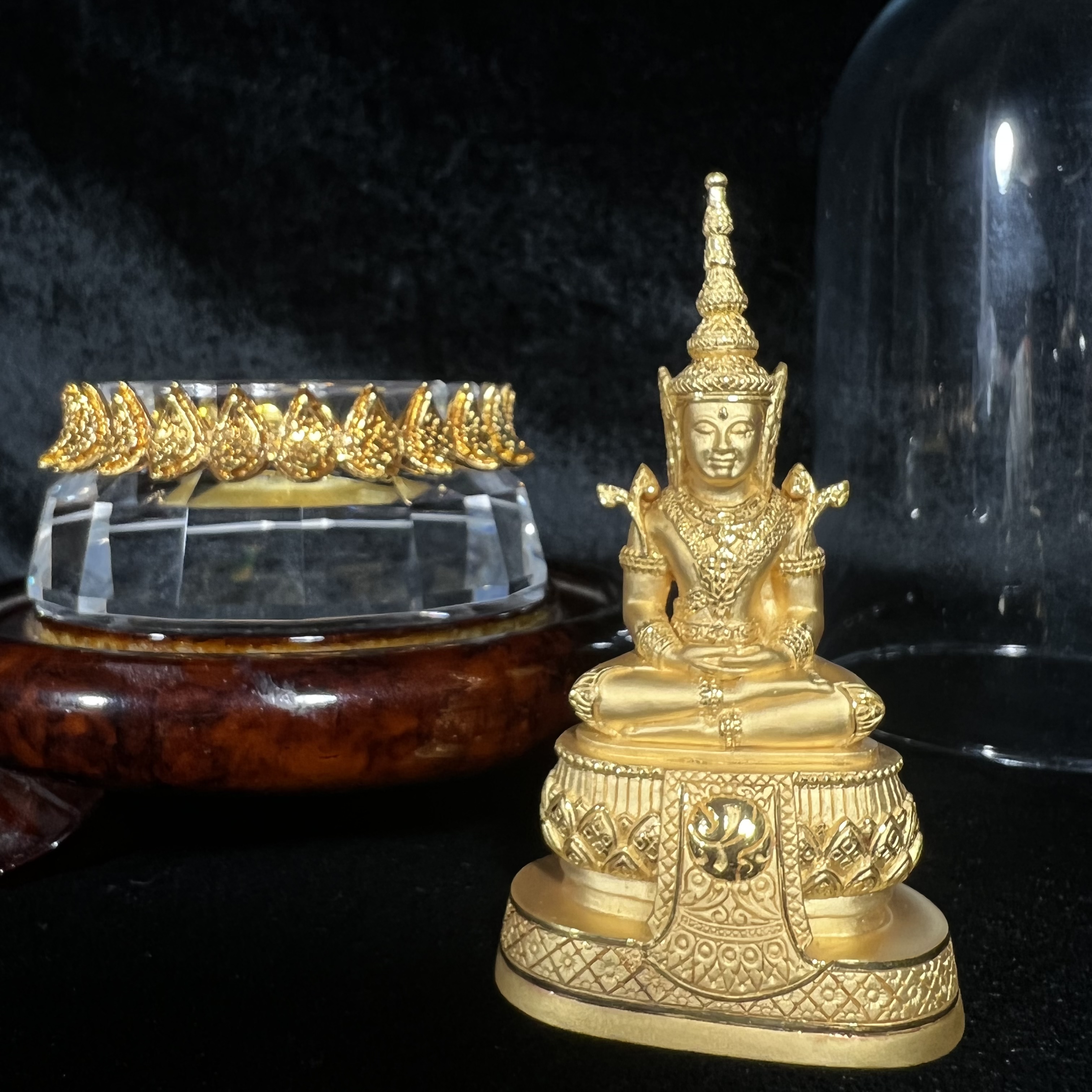 พระแก้วมรกต ภปร.(รุ่นแรก) ปี2545 รุ่นฉลองกรุงรัตนโกสินทร์ครบ 220 ปี หล่อลอยองค์ เนื้อทองคำบริสุทธิ์99.99% ขนาดบูชา 50*90 มม. พร้อมฐานวางครอบแก้วเดิม(สวยงามและหายากมาก)(1ใน1000องค์)