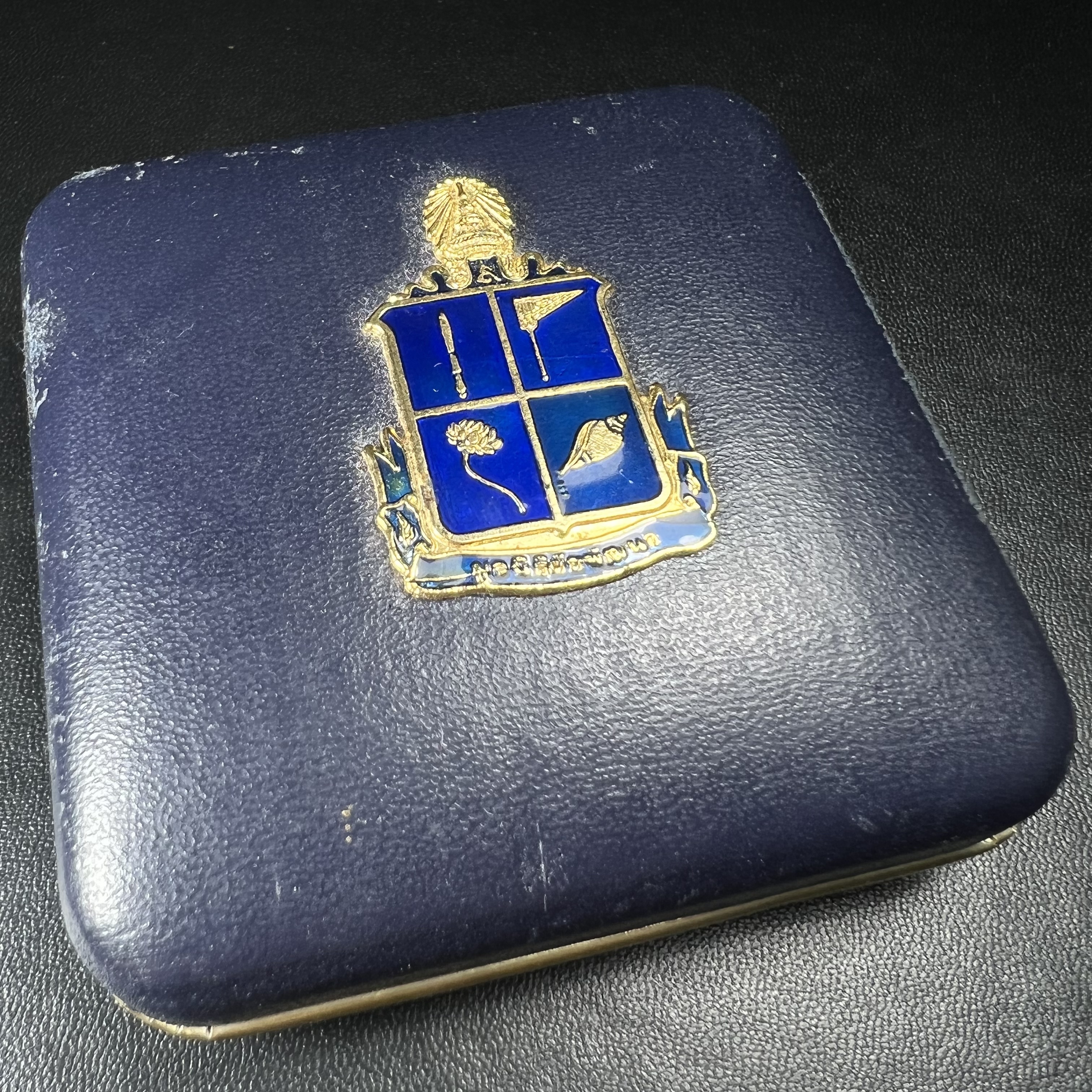 เหรียญพระพุทธนิรโรคันตรายชัยวัฒน์จตุรทิศ ภปร. วัดมงคลชัยพัฒนา จ.สระบุรี ปี2539 จัดสร้างโดย มูลนิธิชัยพัฒนา เนื้อเงินขัดเงา พิมพ์ใหญ่ ขนาด 3 ซม.มหาพุทธาภิเษก ณ.วัดพระศรีรัตนศาสดาราม(วัดพระแก้ว)ในพระบรมมหาราชวัง พ.ศ.2539พร้อมกล่องบรรจุเดิม สภาพสวย