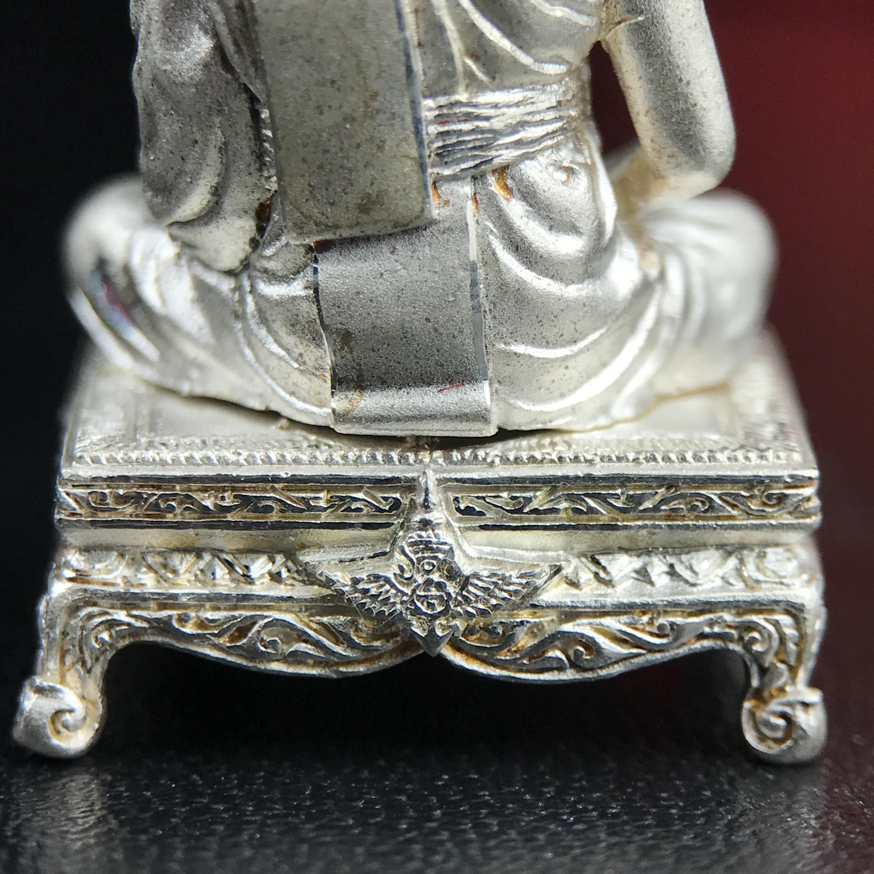 รูปหล่อหลวงพ่อเงิน วัดบางคลาน จ.พิจิตร พิมพ์หน้าเหมือนหลวงพ่อ "รุ่น 91 ปี กรมเสมียนตรา" กระทรวงกลาโหมจัดสร้างในปี 2543 พุทธาภิเษกใหญ่ 3 วัด 3พิธีวัดสุทัศน์ /วัดบางคลาน/วัดพระแก้ว เนื้อเงินปัดเงา(หายาก) พุทธศิลป์งดงามมากหายาก(ตอกโค๊ตหมาย ๑๖)