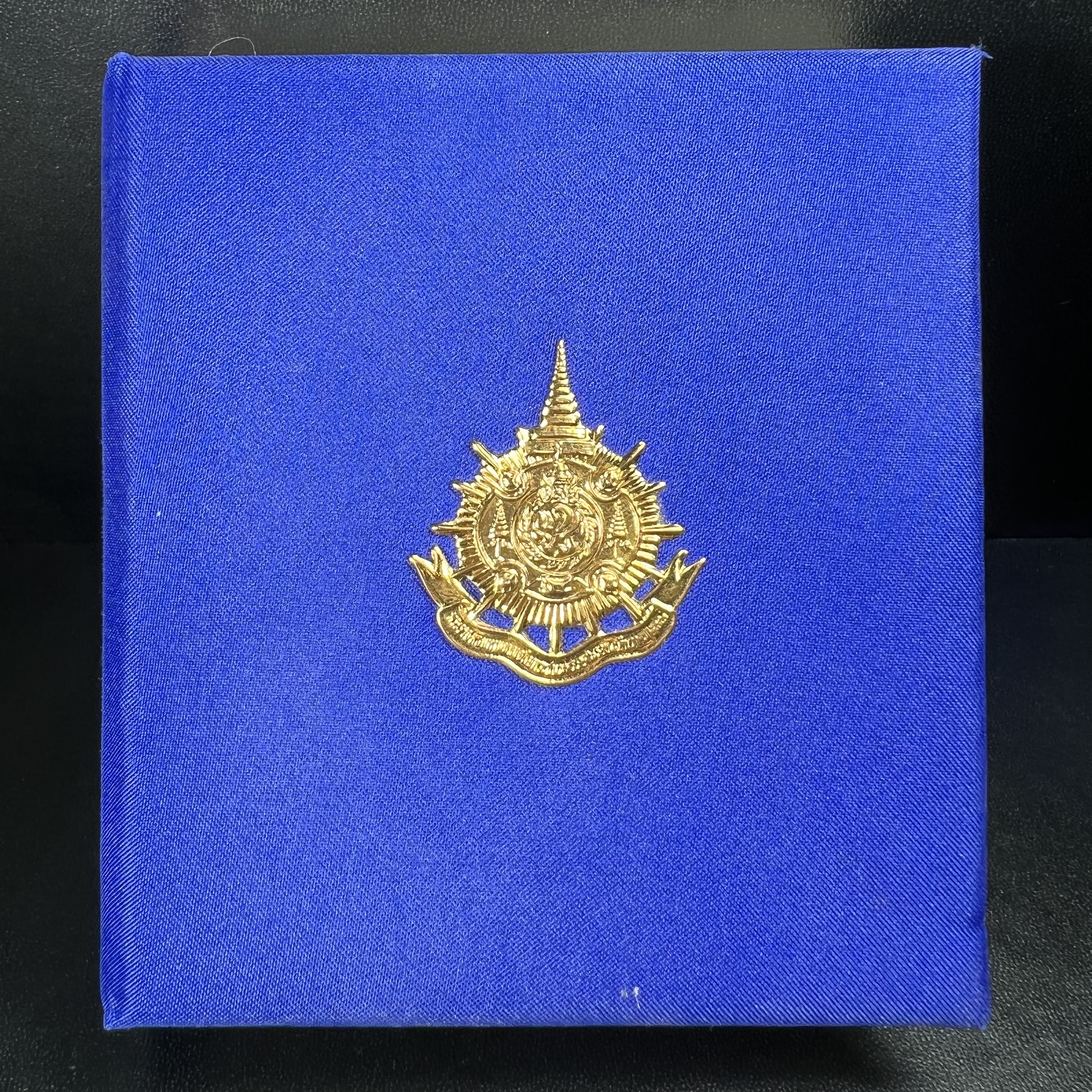 พระพุทธชินราช ภปร. ในวโรกาสพระราชพิธีมหามงคล เฉลิมพระชนมายุ6รอบ 5ธันวาคม2542 มูลนิธิพิทักษ์ดวงตาประชาชน จัดสร้าง เนื้อเงินบริสุทธิ์ 99.9% แบบสามกษัตริย์ขัดเงาบางส่วน พิมพ์ใหญ่ ขนาดสูง 3.4 ซม. พร้อมกล่องบรรจุเดิม