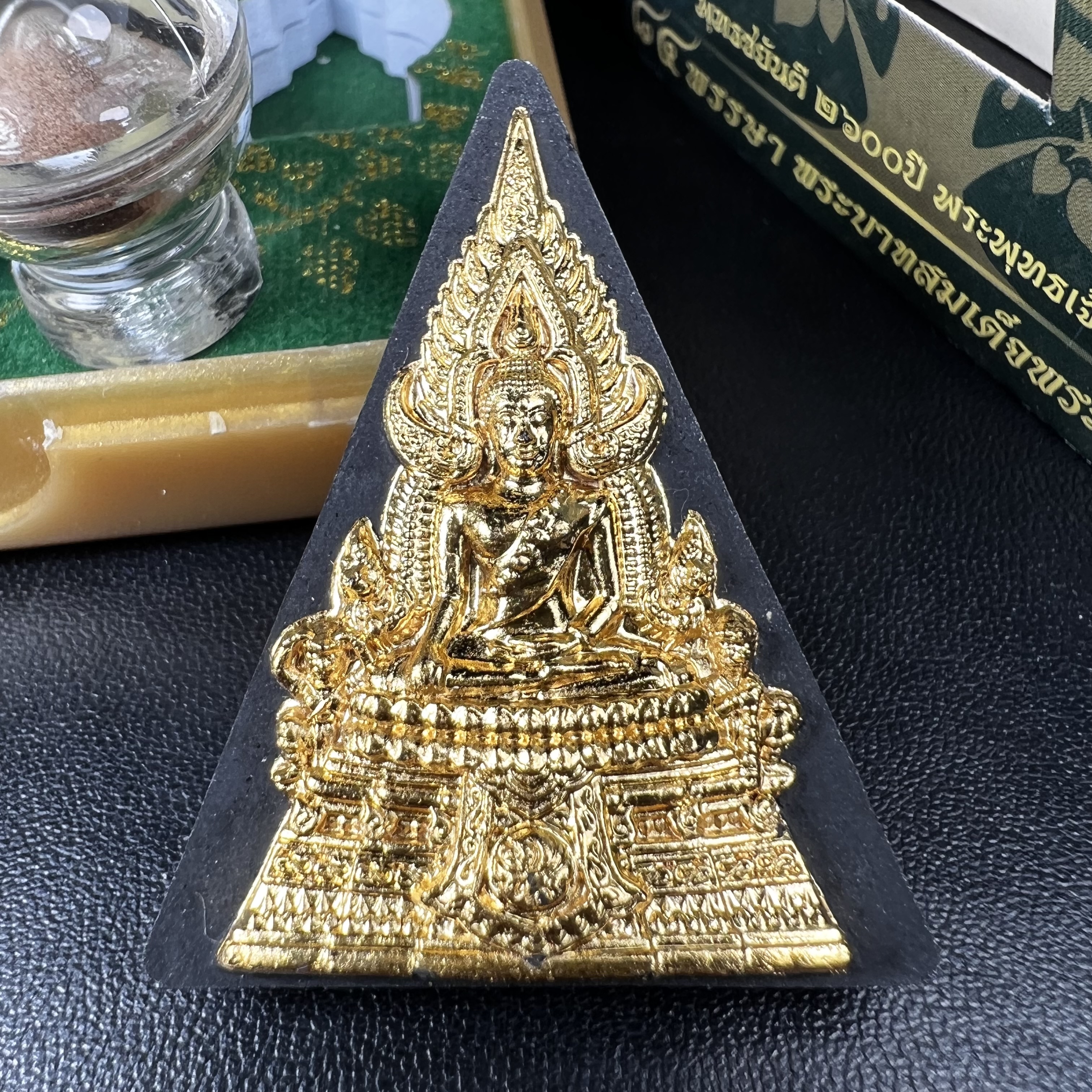 พระพุทธชินราช ภปร. 84พรรษา เนื้อผงปิดทองด้านหน้า หลัง ภ.ป.ร. เนื้อทองคำ(2.6 กรัม) (พระราชทานมวลสาร จิตรลดาและเส้นพระเจ้า(เส้นผม)ในหลวงรัชกาลที่9)พุทธศิลป์ทรงคุณค่าอีกหนึ่งรุ่นยอดนิยม(องค์หมายเลข ๑๑๐๙)1 ใน 3000 องค์ หายาก