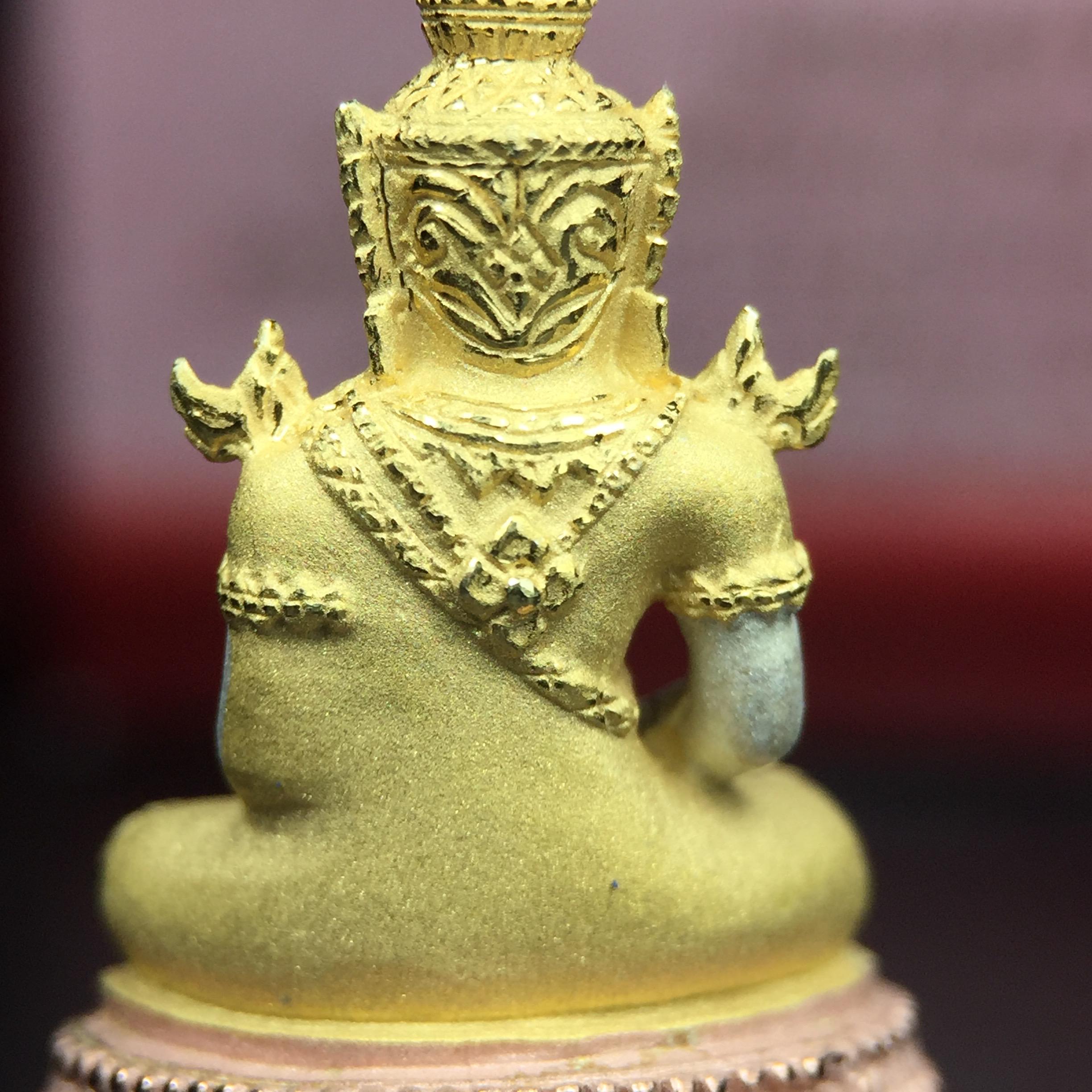 พระแก้วมรกต ภปร.(รุ่นแรก) ปี2545 จัดสร้างในมหาวโรกาส พระบาทสมเด็จพระเจ้าอยู่หัวรัชกาลที่ 9 ครบรอบ 75 พรรษา และฉลองกรุงรัตนโกสินทร์ครบ 220 ปี พิมพ์ลอยองค์ใหญ่ เนื้อเงินบริสุทธิ์ 92.5%(สามกษัตริย์) ขนาด 19*35 มม. พร้อมกล่อง สวยครบสมบูรณ์(องค์หมายเลข ๑๗๒๐)