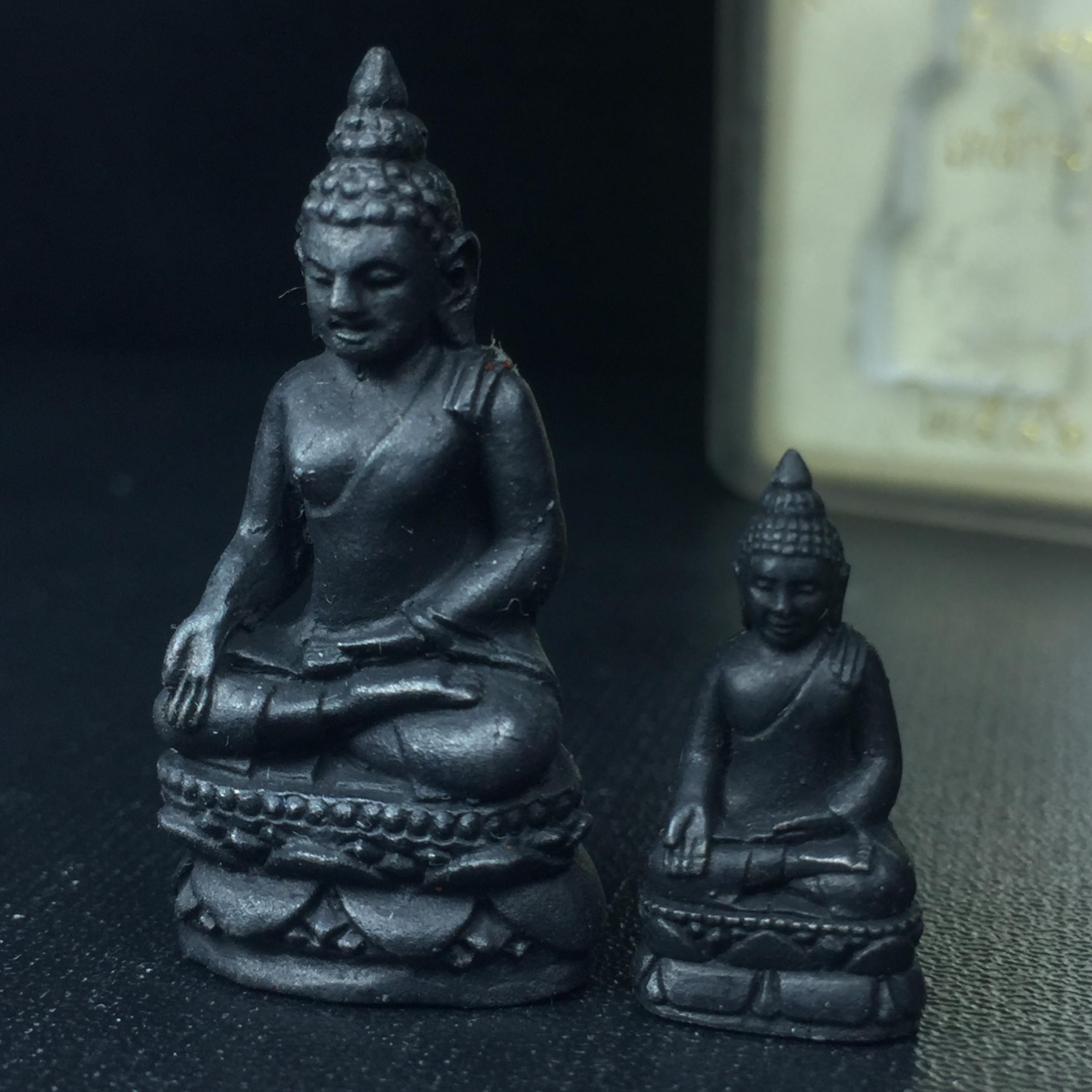 พระไพรีพินาศ วัดบวรนิเวศวิหาร รุ่นชัยชนะศึก ปี2546 พิมพ์บัวแหลม เนื้อเหล็กน้ำพี้(นิยม) (สภาพสวยพร้อมกล่องบรรจุเดิมครบสมบูรณ์)(พระดี พิธีใหญ่ มวลสารเด่น รุ่นนิยม)