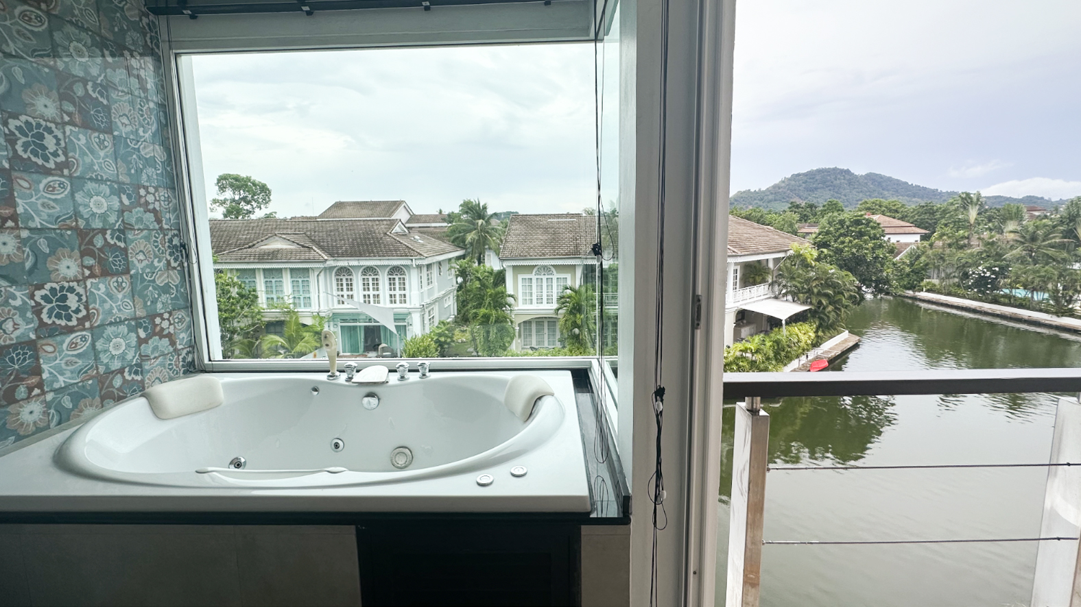 For Rent : Kohkaew, 3- Story Town House, 3 Bedrooms 4 Bathrooms