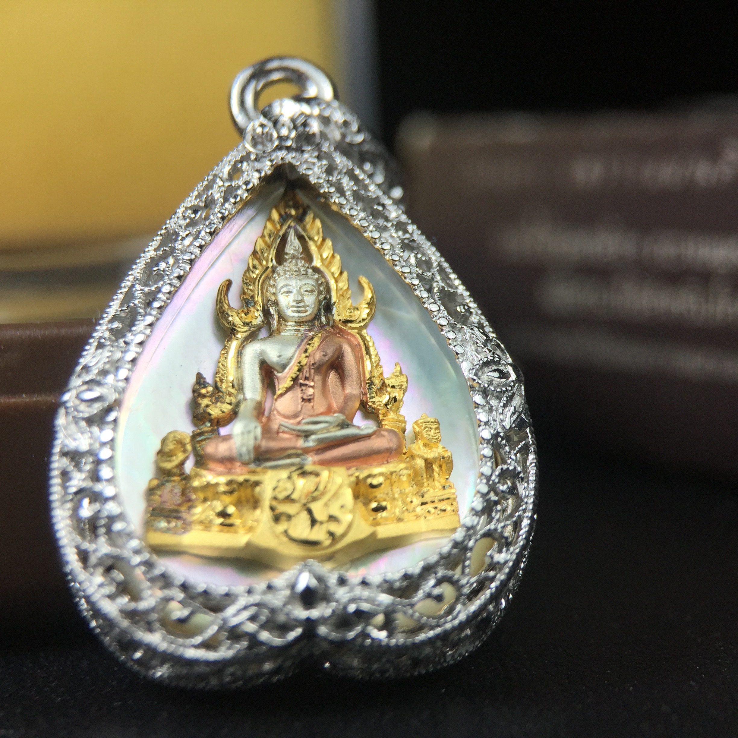 พระพุทธชินราช ภปร. โครงการ "เพราะแผ่นดินนี้ คือ แผ่นดินเกิด" ปี2548(รุ่นแรก) เหรียญทรงใบโพธิ์ ขนาด 21 x 29 มม. เนื้อเงินสามกษัตริย์ องค์พระชุบสามกษัตริย์ ล้อมด้วยกรอบเงินชุบทองคำขาวสลักเสลาเป็นลวดลายละเอียดอ่อน ส่วนพื้นองค์พระเป็นเปลือกหอยมุข