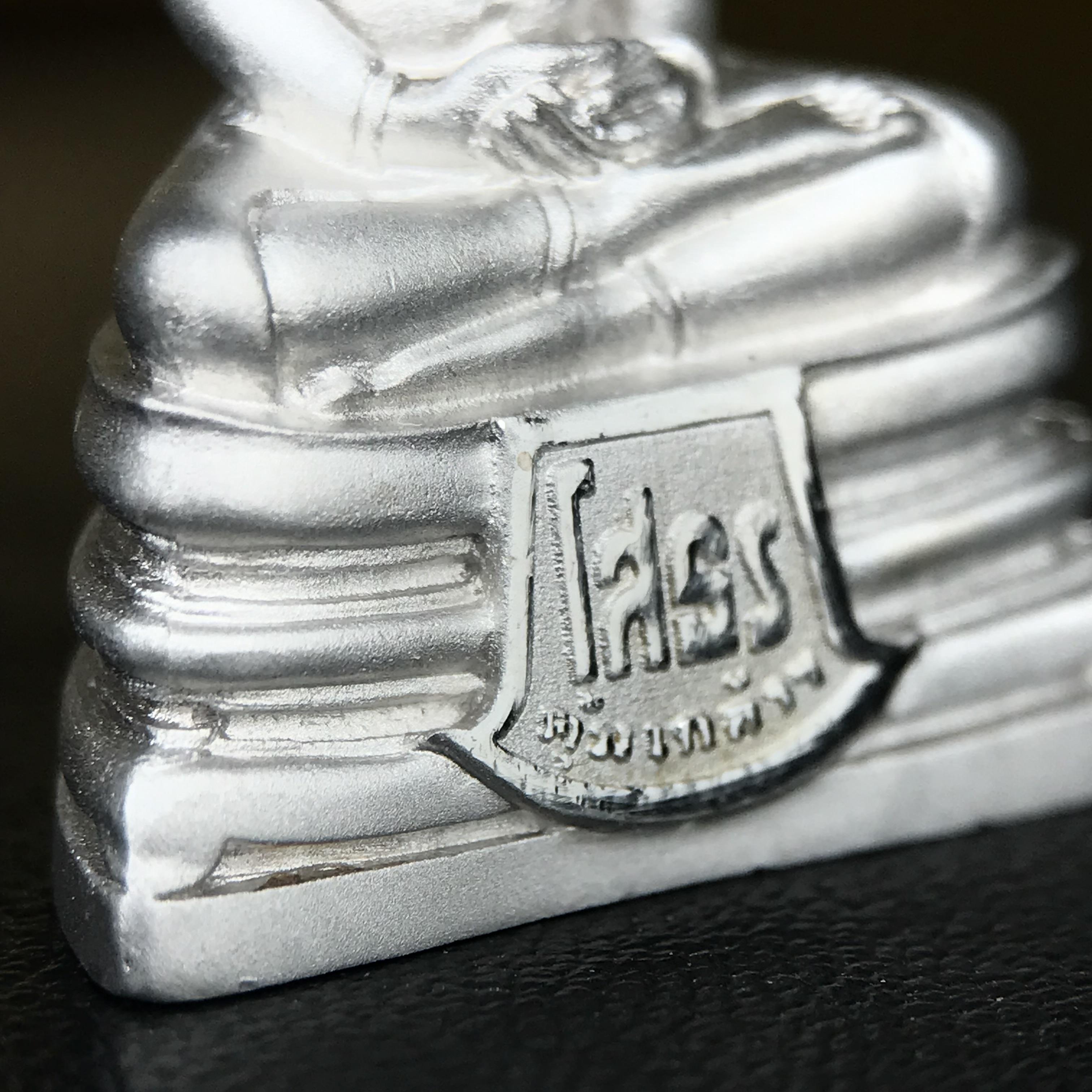 พระพุทธโสธร คุ้มเกล้าฯ ภปร.(ใต้ร่มพระบารมี คุ้มเกล้า) 60ปี รพ.ภูมิพลฯ พ.ศ.2552 เนื้อเงิน ชุบทองคำขาว(ลอยองค์พิมพ์ ใหญ่ ขนาด 30*20 มม.) 1 ใน 5000 องค์ หายาก