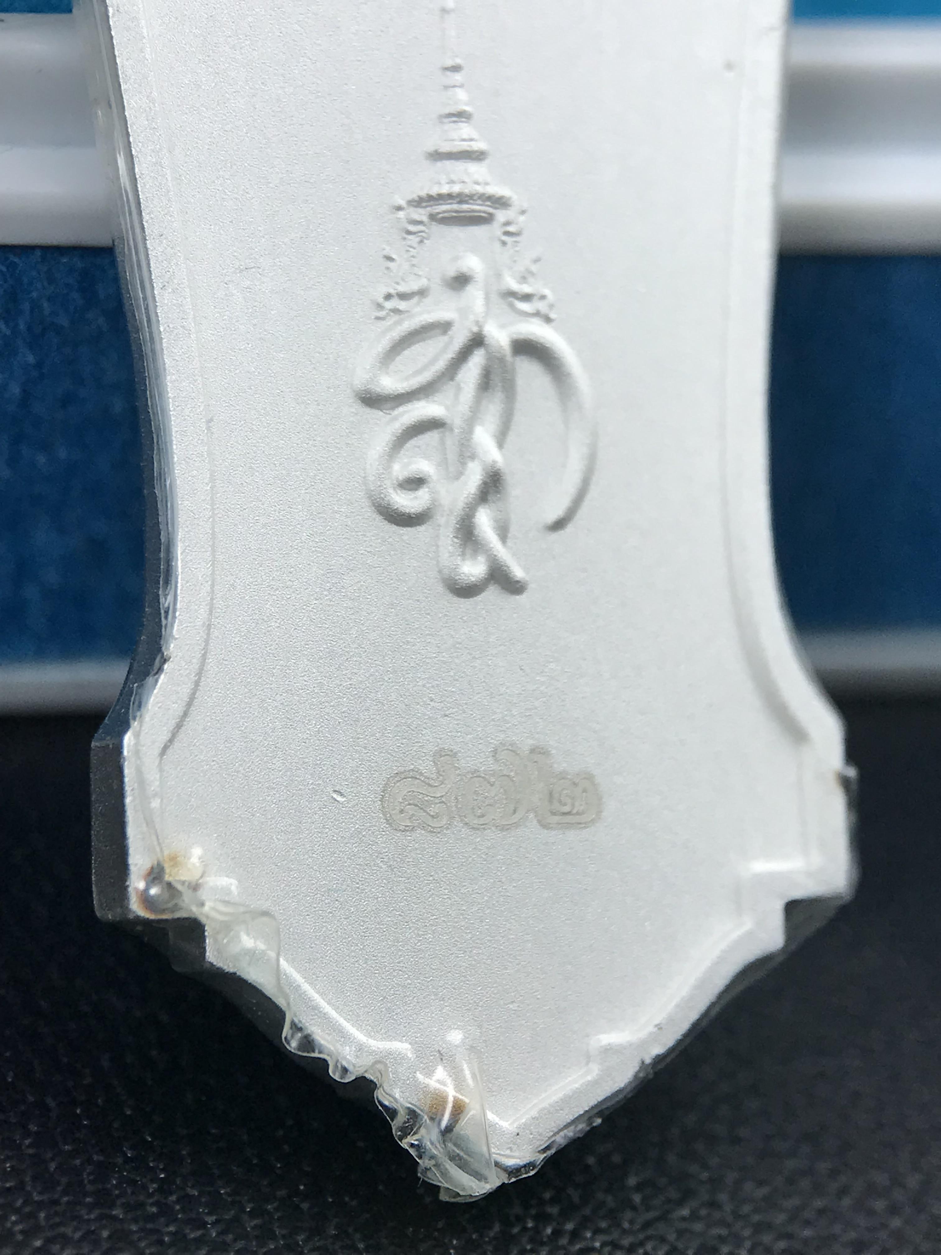 เหรียญที่ระลึกพระพุทธเมตตาประชาไทยไตรโลกนาถคันธารราฐอนุสรณ์ หลัง ภปร. และ สก. วัดทิพย์สุคนธาราม จ.กาญจนบุรี ปี 2558 เนื้อเงิน 99.99% ขนาดสูง 4.6 ซม. ที่ระลึก ร.9 พระชนมพรรษาครบ 7 รอบ และ สมเด็จพระราชินี พระชนมพรรษา 80 พรรษา พิธีใหญ่(หายาก1 ใน 999 เหรียญ)