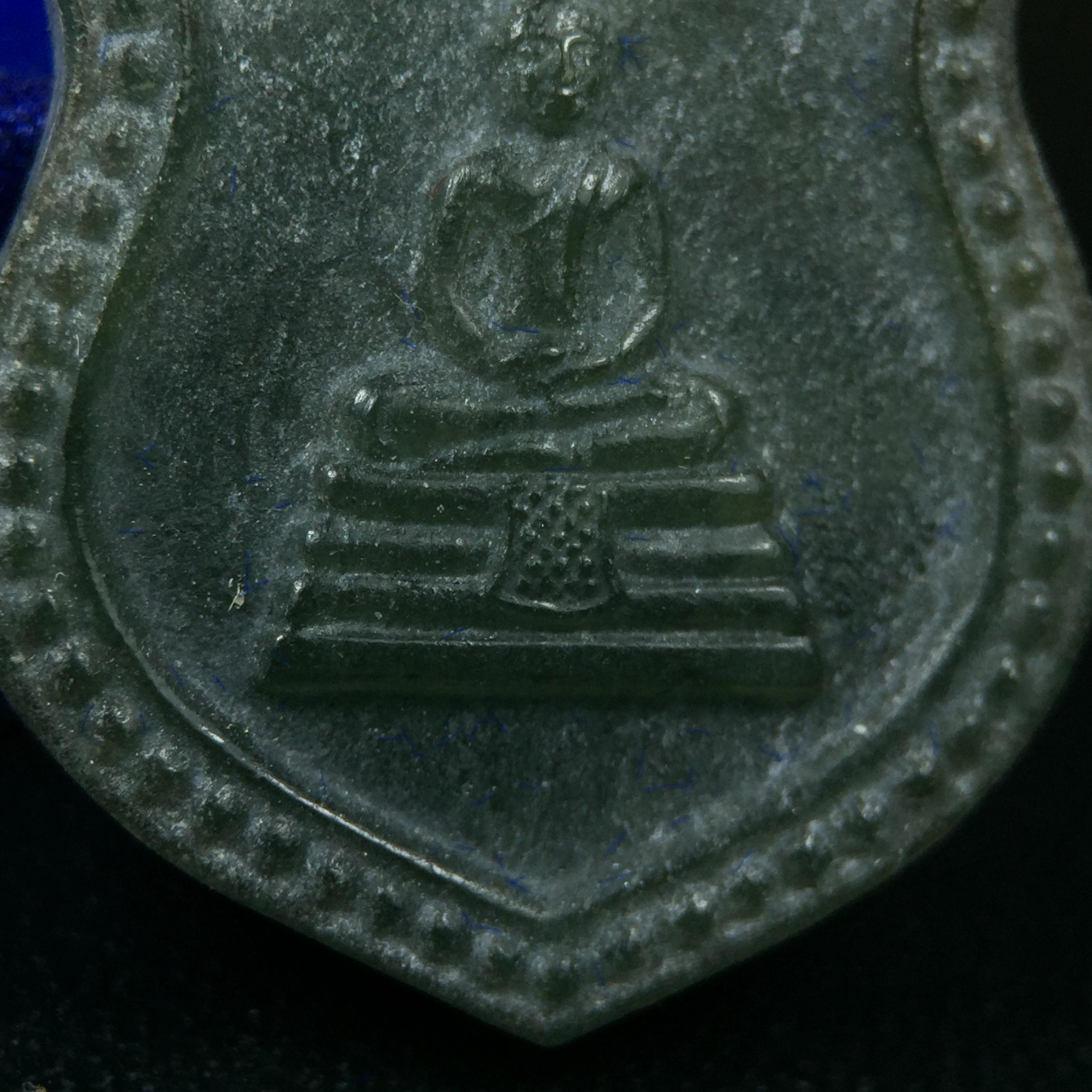 พระพุทธโสธร เนื้อหยก(รุ่นแรก)รุ่นประวัติศาสตร์ พุทธาภิเษก วันที่ 3 กันยายน พ.ศ.2543 ณ พระอุโบสถวัดโสธรวรารามวรวิหาร อ.เมือง จ.ฉะเชิงเทรา พิมพ์รูปอาร์มด้านหลังพระมีโค๊ตแผ่นทองคำแท้กำกับทุกองค์พร้อมกล่องบรรจุและบัตรรับรองเดิมครบชุด (1 ใน 3999 องค์)นิยมหายาก