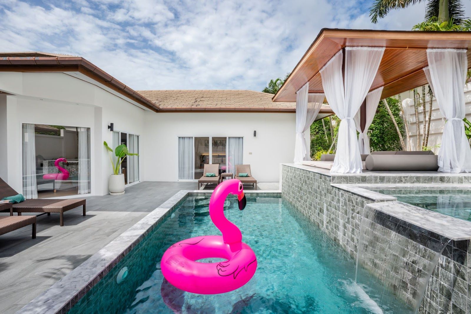 For Rent : Rawai, Jacuzzi Pool Villa, 4 bedrooms 4 Bathrooms, Pool view.