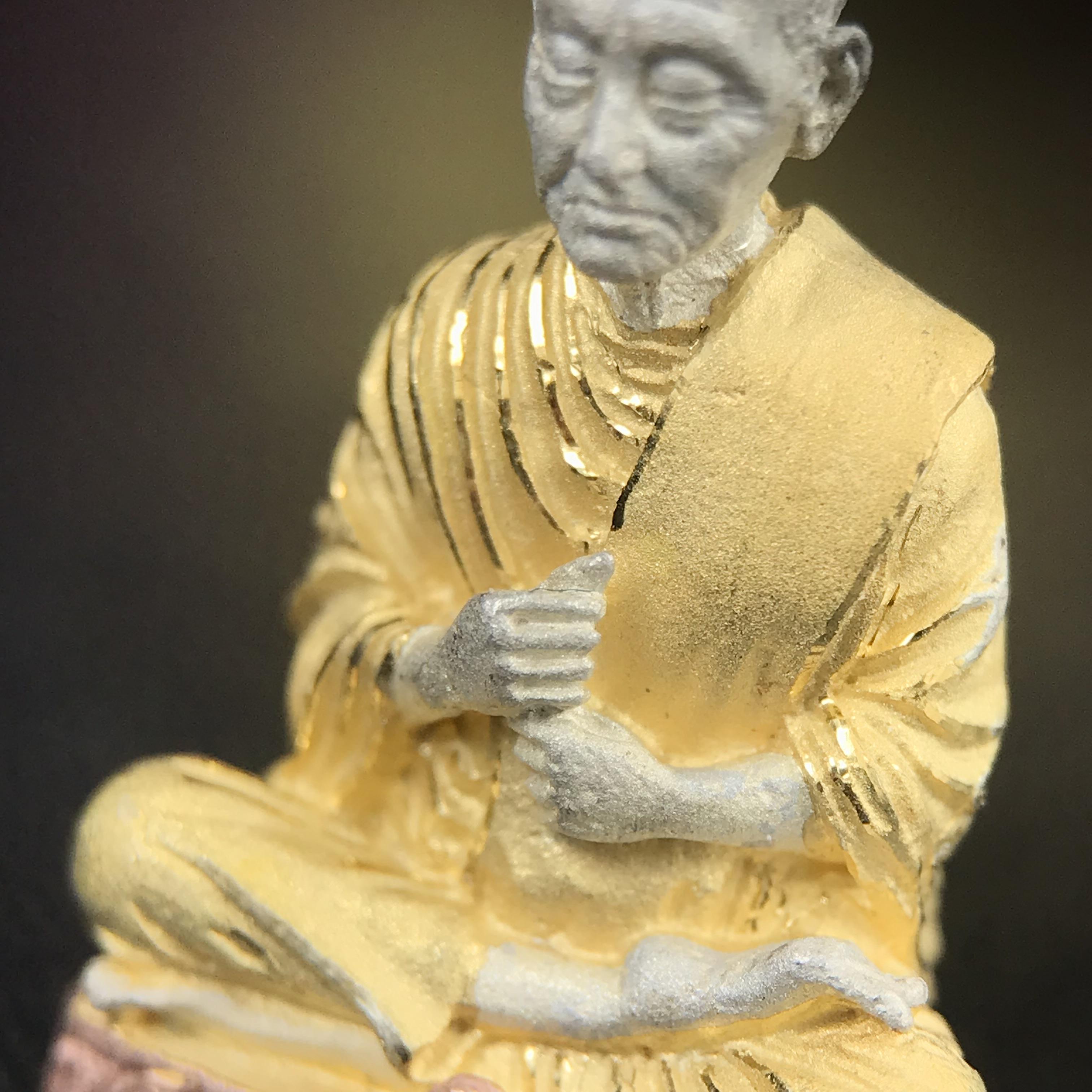 รูปเหมือนสมเด็จพระพุฒาจารย์ (โต พรหมรังสี)วัดใหม่อมตรส บางขุนพรหม ปี2540 รุ่นกาญจนาภิเษก จัดสร้างในวโรกาสที่รัชกาลที่ 9 ทรงครองสิริราชสมบัติ ครบ 50ปี ลอยองค์พิมพ์ใหญ่ เนื้อเงินบริสุทธิ์ 99.9% แบบชุบสามกษัตริย์ขัดเงาบางส่วน พร้อมกล่องบรรจุเดิมครบ