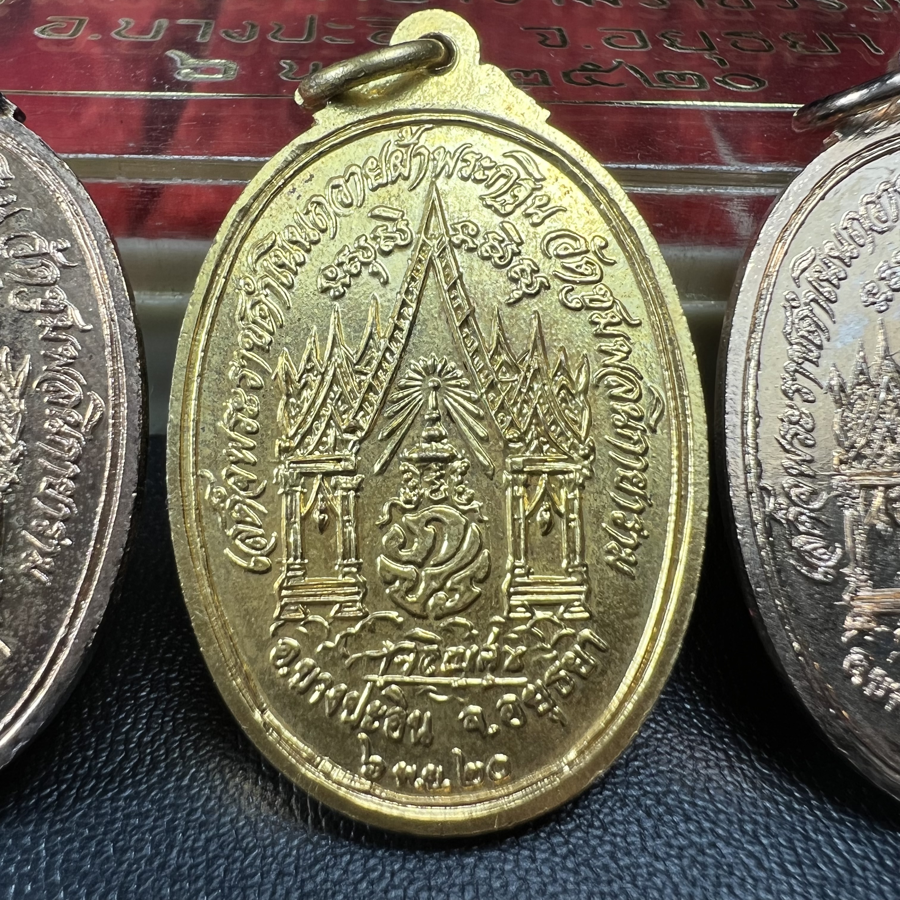 เหรียญในหลวงทรงผนวช ที่ระลึกเสด็จพระราชดำเนินถวายผ้าพระกฐิน วัดชุมพลนิกายารามวรวิหาร ปี2520 ครบชุด 3 เหรียญ(กะไหล่ทอง กะไหล่เงิน กะไหล่นาค) พิมพ์นิยม สภาพสวย กล่องบรรจุเดิม หายาก