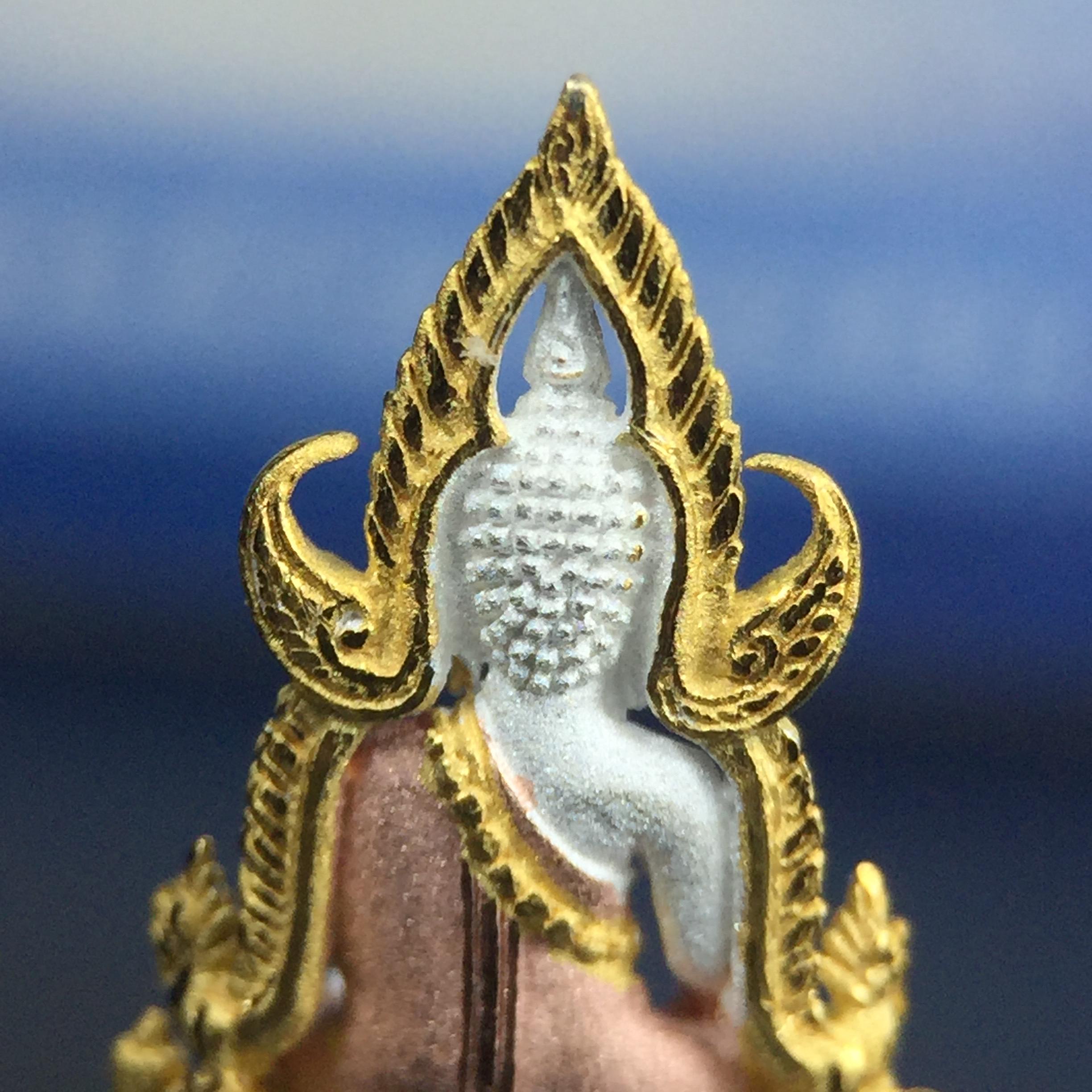 พระพุทธชินราช ภปร. โครงการ เพราะแผ่นดินนี้คือแผ่นดินเกิด เนื้อเงินชุบสามกษัตริย์ ปี2551 ขนาดหน้าตัก1/4นิ้ว (สวยงามทรงคุณค่า อีกหนึ่งรุ่นยอดนิยมหายาก) (สภาพคัดสวย กล่องบรรจุเดิมครบ)