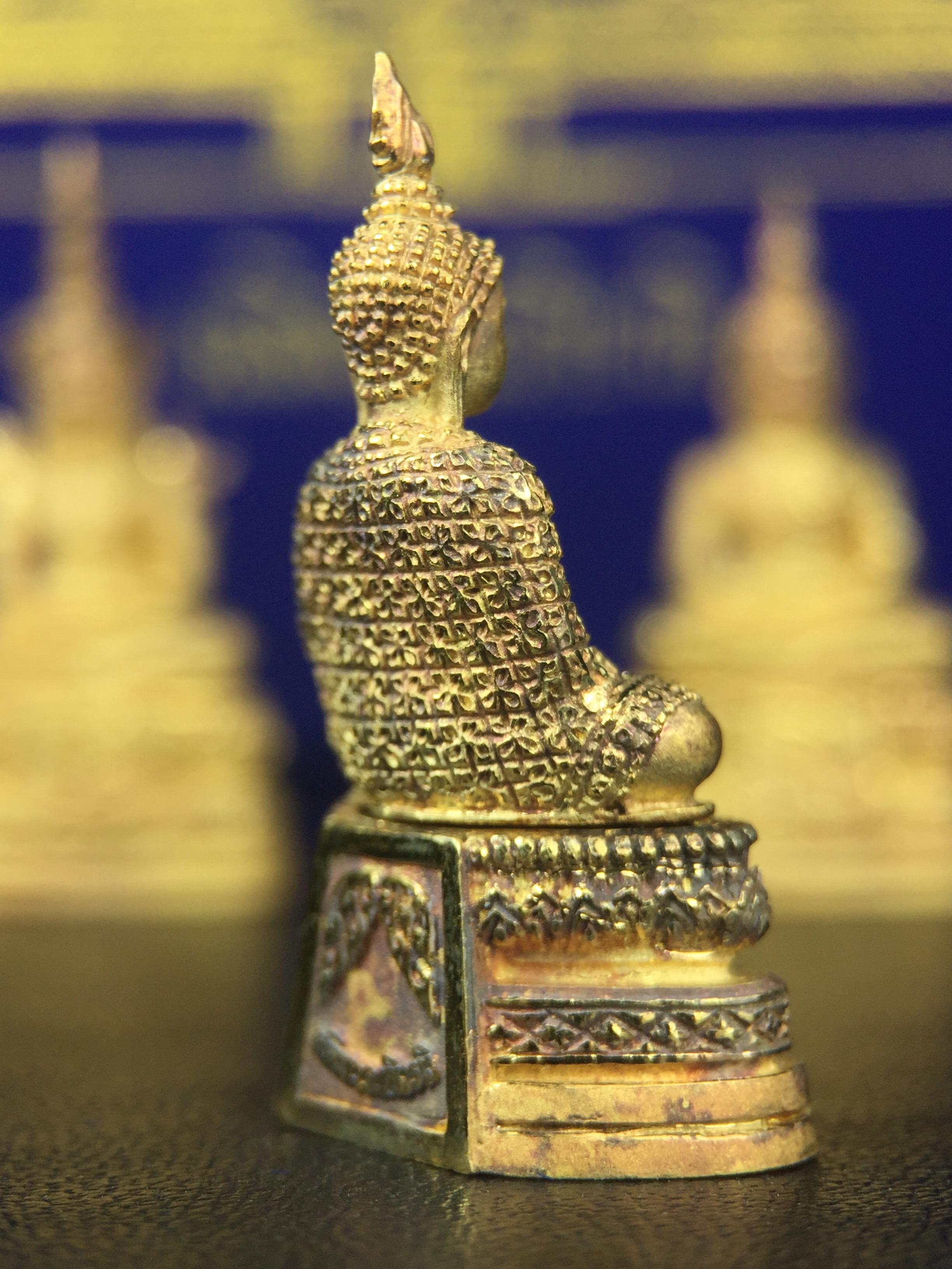 พระพุทธมหามณีรัตนปฎิมากร(พระแก้วมรกต)รุ่น เฉลิมพระเกียรติ วัดพระศรีรัตนศาสดารามราม(วัดพระแก้ว) ปี2543 เนื้อเงินชุบทองพ่นทรายขัดเงาบางส่วน พิมพ์ใหญ่ลอยองค์ ชุด 3 ฤดู ตอกโค๊ตหมายเลขเดียวกันทั้ง3องค์ ชุดหมายเลข( ช147)สภาพผิวสวยดุจทองคำกล่องบรรจุเดิมครบ