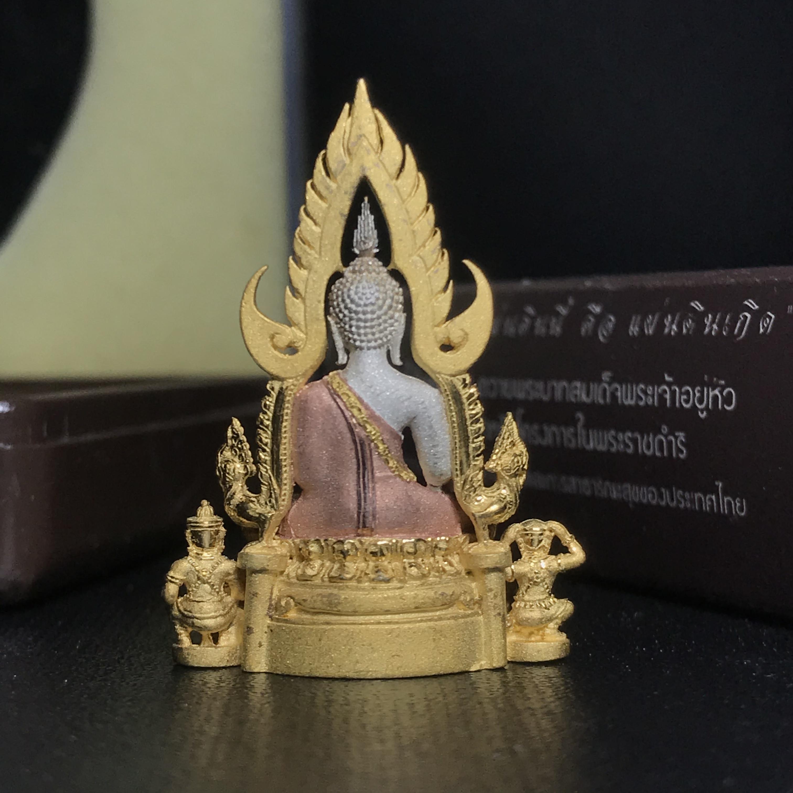 พระพุทธชินราช ภปร. โครงการ "เพราะแผ่นดินนี้ คือ แผ่นดินเกิด" ปี2548(รุ่นแรก) ลอยองค์ หน้าตัก 1/2 นิ้ว เนื้อเงินสามกษัตริย์