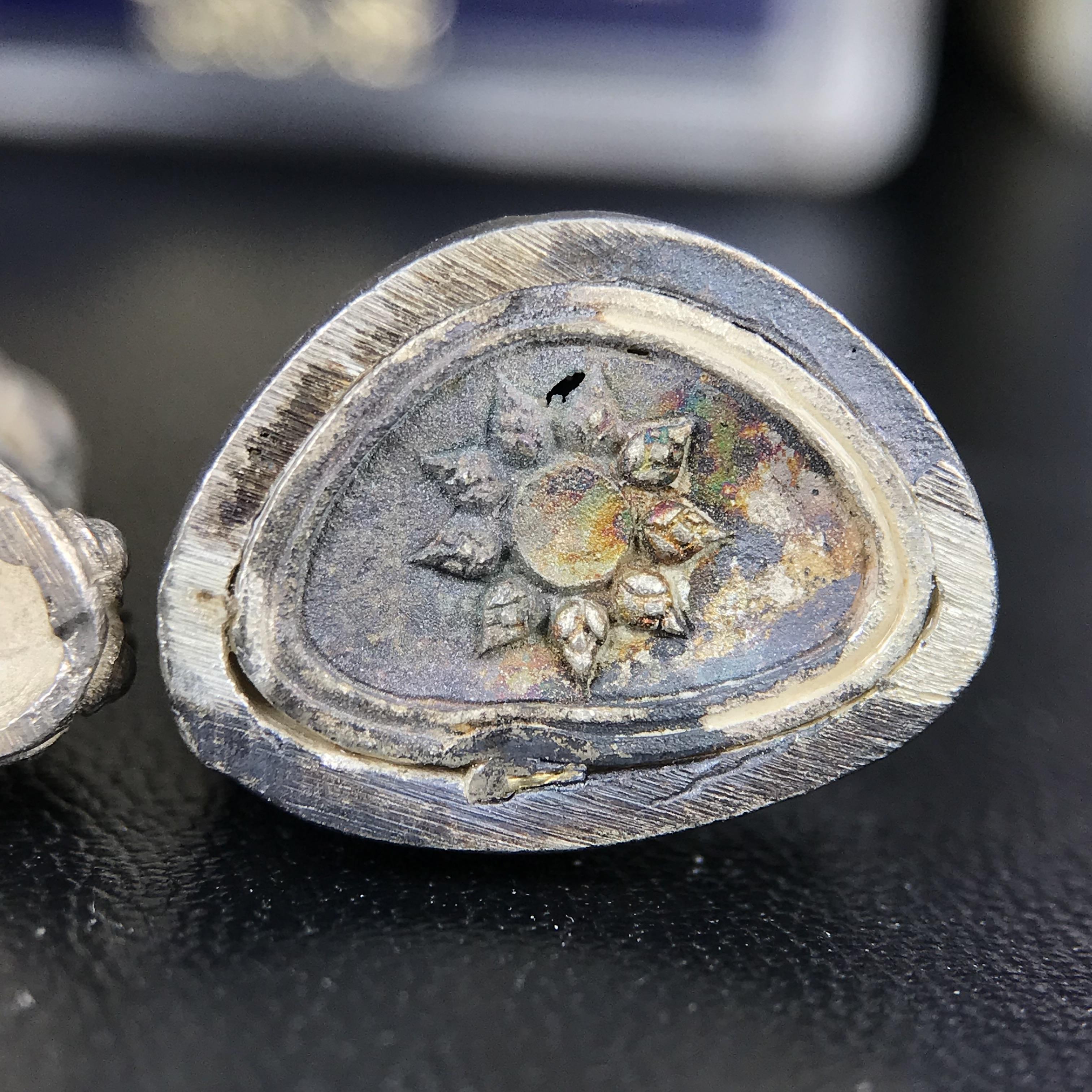 พระกริ่งนวปทุม ภปร.-พระชัยวัฒน์นวปทุม ภปร.-พระกริ่งไพรีพินาศ ภปร. รุ่นแรก วัดปทุมวนาราม ครบชุดเนื้อเงิน ปี2535(ในหลวงรัชกาลที่9เสด็จเททอง)(1ใน3000องค์)หายาก***เก็บทีเดียวครบชุดไปเลยรุ่นนี้ แนะนำ....ตอนนี้หายากแล้ว***