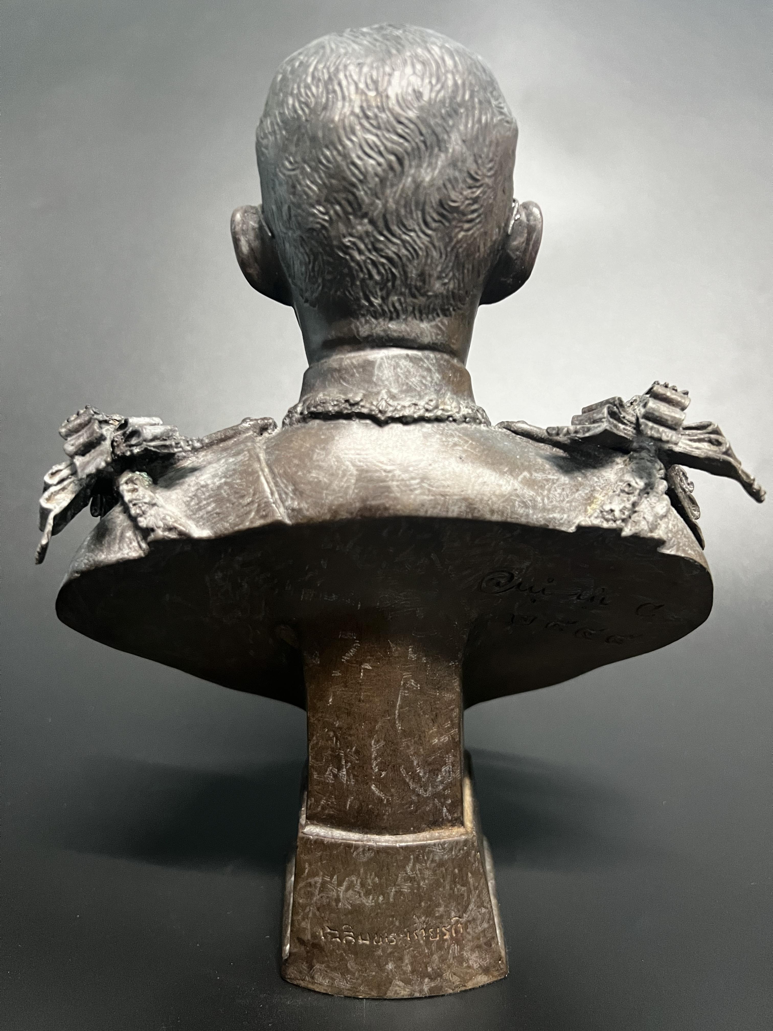 พระบรมรูปในหลวงรัชกาลที่9 รุ่นเฉลิมพระเกียรติ ปี2545 สูง 9 นิ้ว ฉลองพระองค์เต็มยศสายสะพายมหาจักรี สายสร้อยจุลจอมเกล้า ส่วนฐานประดับอักษรพระปรมาภิไธย ภ.ป.ร.(พิธีปลุกเสกวัดพระแก้ว)