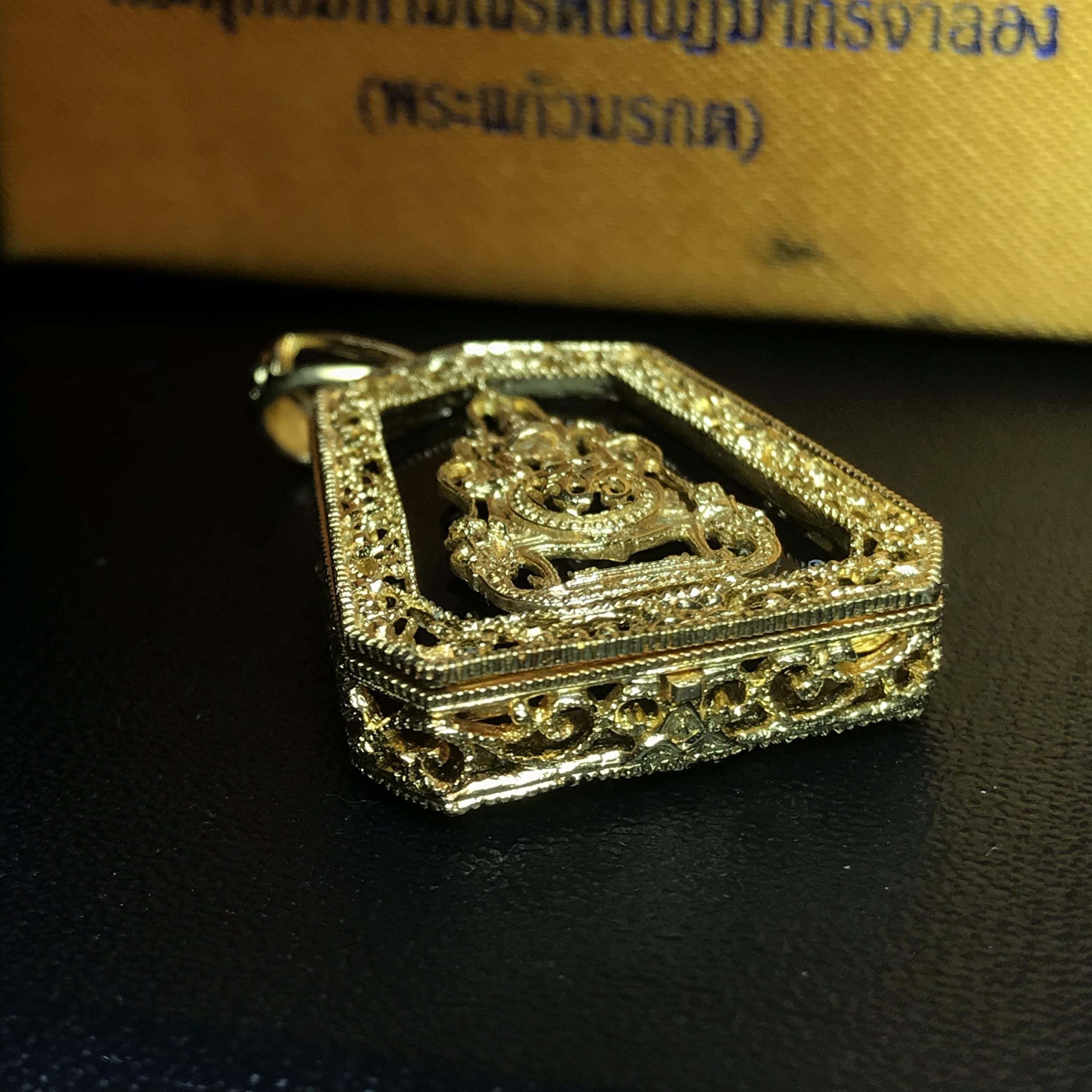 เหรียญพระแก้วมรกต(จำลอง)ทรงเครื่องฤดูร้อนแบบเจ็ดเหลี่ยม เนื้อทองคำ ด้านหลังตราสัญลักษณ์ฉลองสิริราชสมบัติครบ 60 ปี(1ใน1999องค์)(หายากมาก)