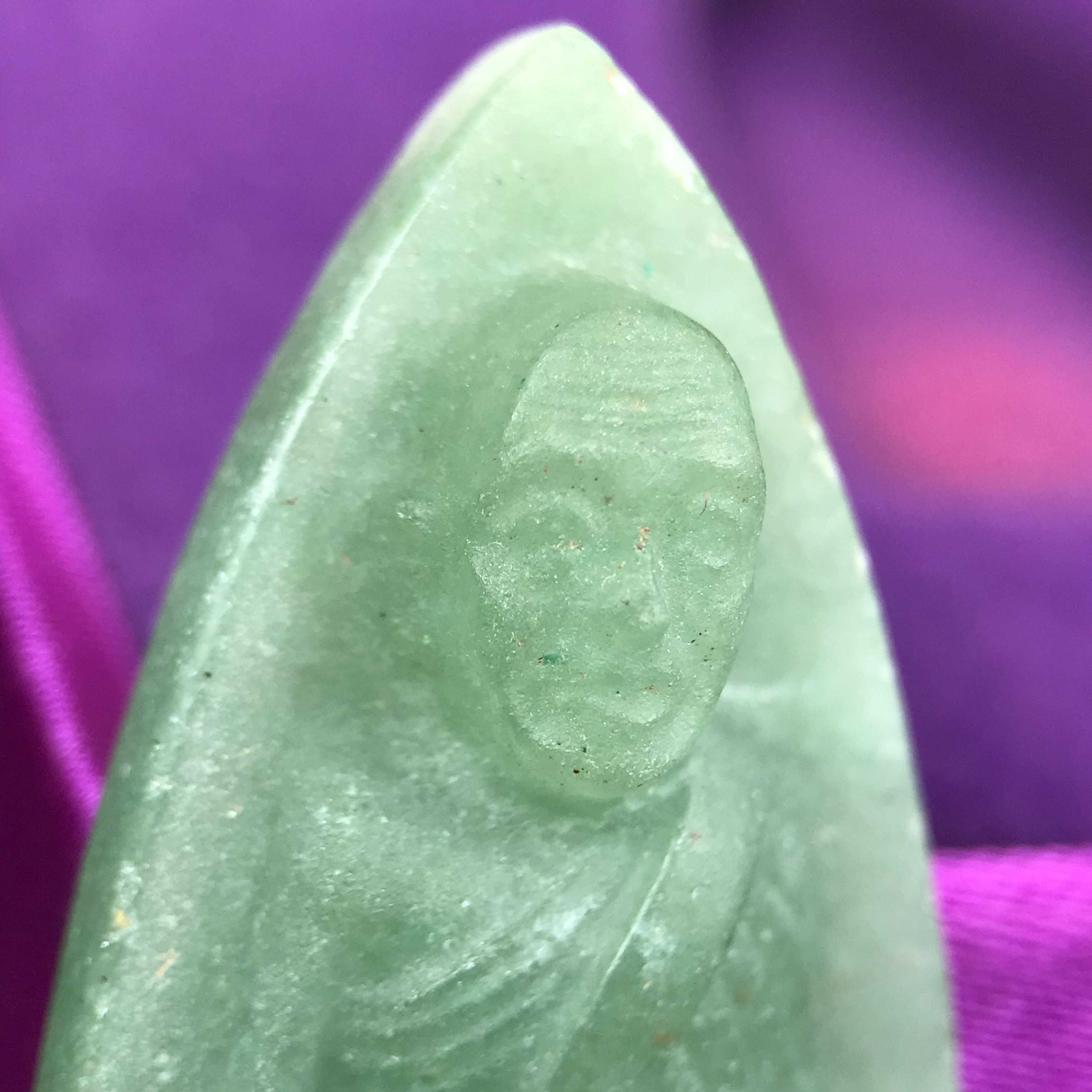 หลวงปู่ทวดหยก วัดพะโคะ จ.สงขลา ปี 2543 เนื้อหยก พิมพ์ใหญ่ ขนาด 3.5 x 2.2 ซม. ด้านหลังแผ่นโค๊ตทองคำ สร้างโดยสมาคมชาวเพชรบุรี “สมเด็จเจ้าพะโคะหลวงปู่ทวดเหยียบน้ำทะเลจืด” ครั้งแรกแห่งประวัติศาสตร์(สวยงามเป็นของล้ำค่าหายากมาก)สภาพสวยสมบูรณ์