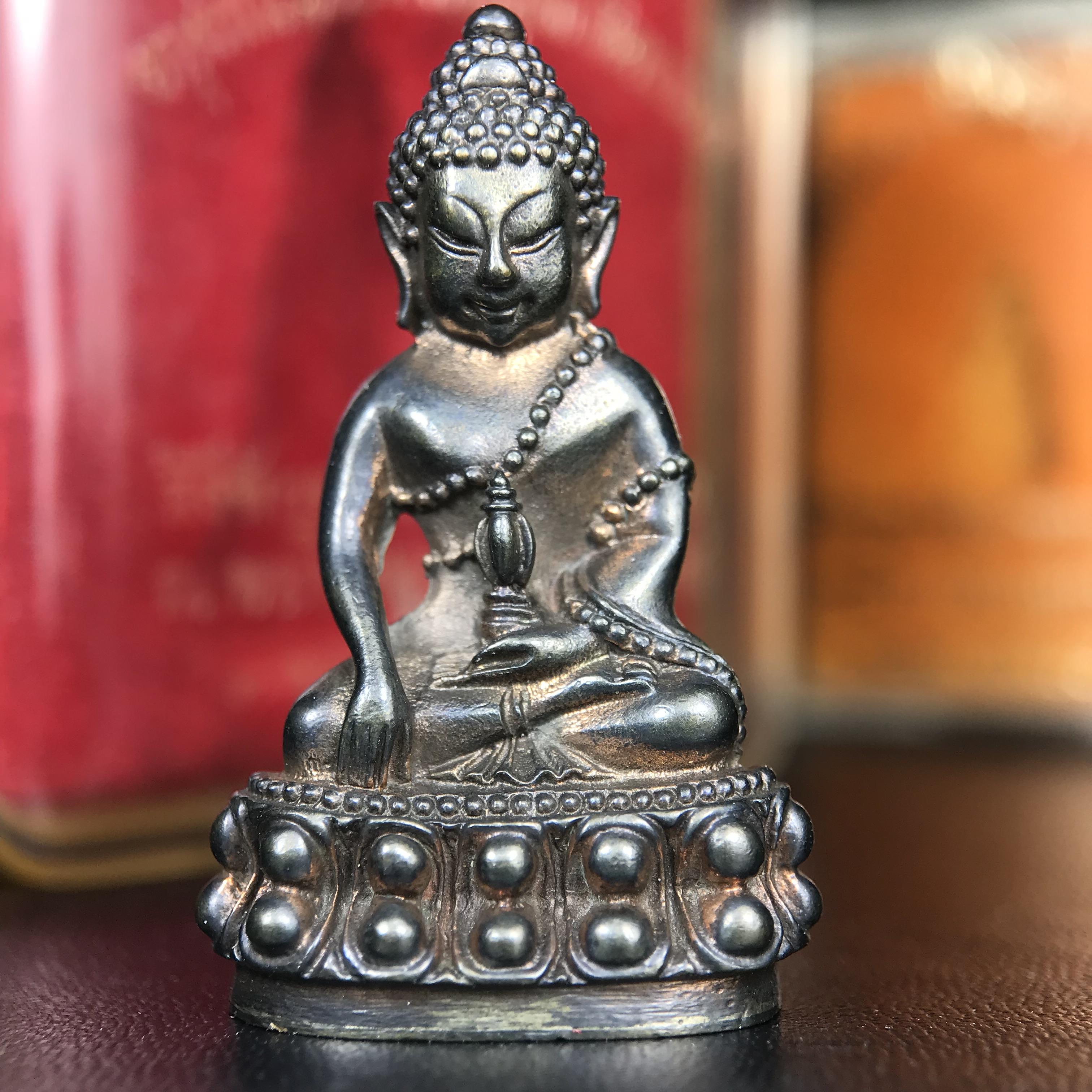 พระกริ่งนเรศวรพระองค์ดำ + พระชัยวัฒน์พระองค์ดำ อนุสรณ์ 100 ปี พิษณุโลกพิทยาคม (โรงเรียนชาย) พิธีจักรพรรดิมหาพุทธาภิเษก ปี 2542 เนื้อนวโลหะ(เต็มสูตรแก่ทองคำ) พิธีใหญ่มวลสารดีเกจิอาจารย์ยอดนิยมร่วมปลุกเสก*** ตอกโค้ดและหมายเลข*** 1 ใน 4999 องค์ ยอดนิยมหายาก