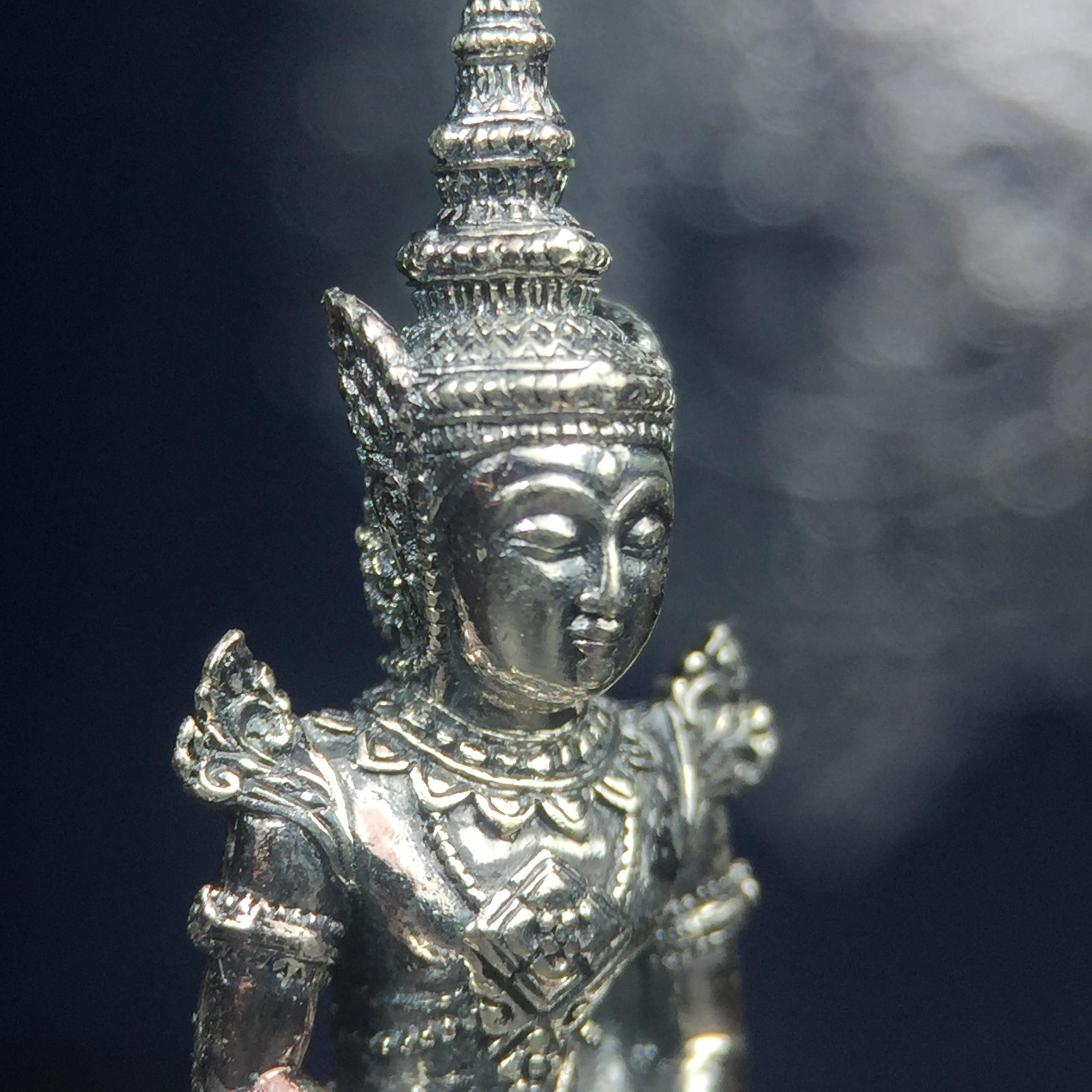 พระแก้วมรกต กรมสรรพสามิตจัดสร้างขึ้นเนื่องในโอกาสครบรอบ 64 ปีของกรมสรรพสามิต และเนื่องในวโรกาสที่พระบาทสมเด็จพระเจ้าอยู่หัวทรงครองราชย์ครบ 50 ปีในปีกาญจนาภิเษก เมื่อ พ.ศ.2539 เนื้อเงินรมดำขัดเงาพร้อมกล่องบรรจุเดิม