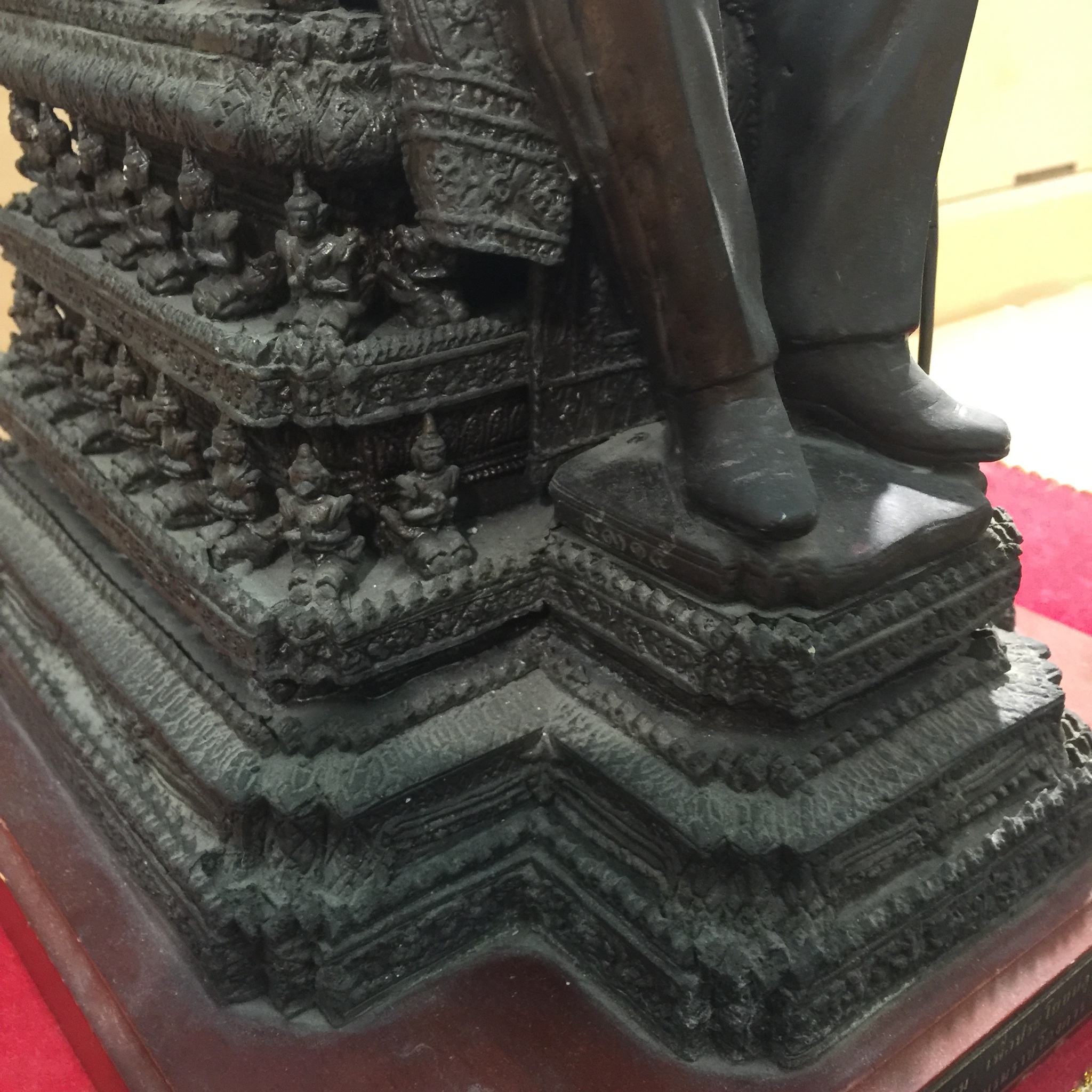 พระบรมรูปพระบาทสมเด็จพระเจ้าอยู่หัวรัชกาลที่9(นั่งบัลลังก์) กระทรวงมหาดไทยจัดสร้าง ปี2539