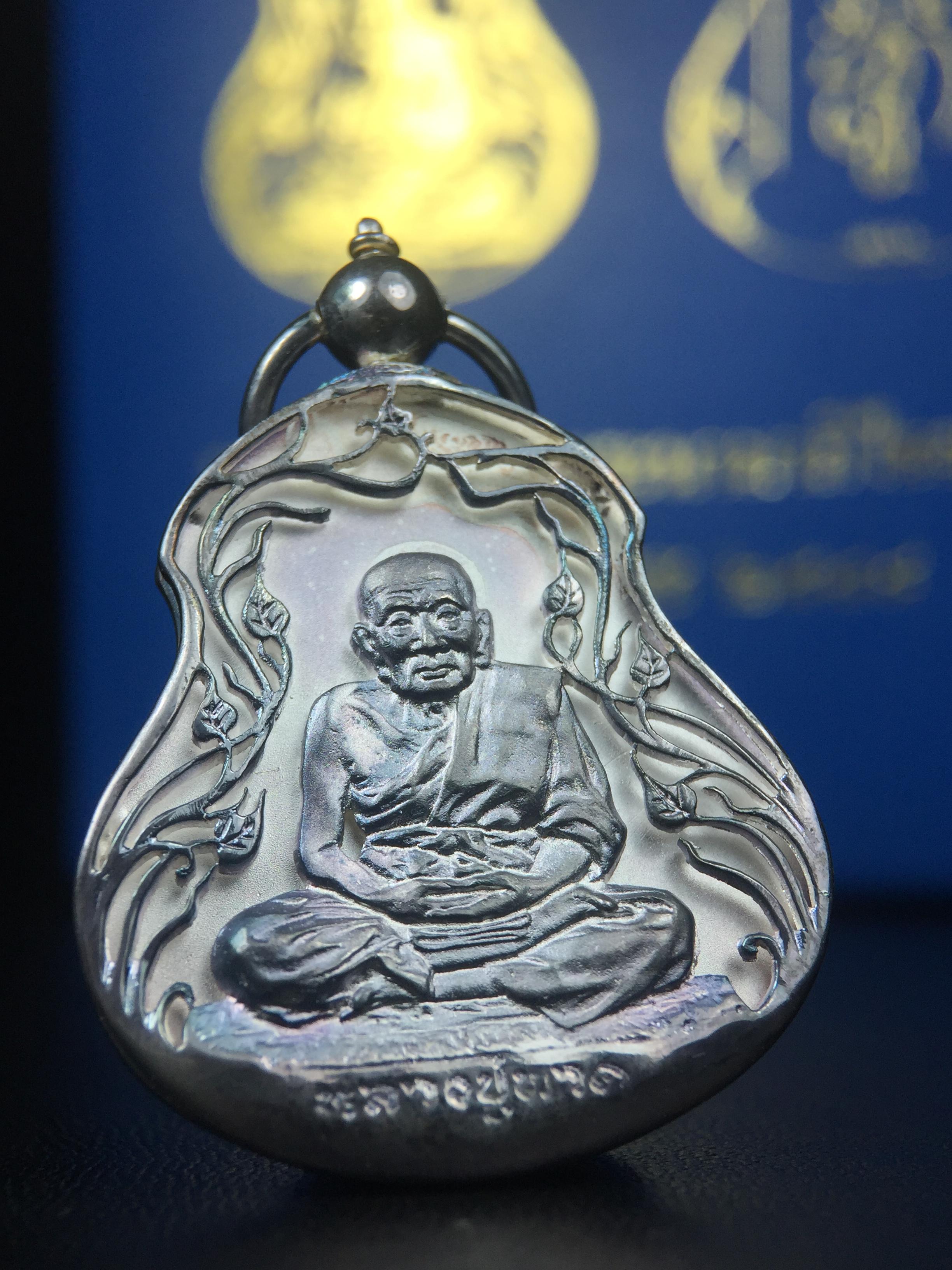 เหรียญหลวงปู่ทวด พระนามาภิไธย สก. แบบงานฉลุโบราณ(HAND MADE) ปี 2544 เนื้อเงิน(ผิวเดิมขึ้นสีรุ้งธรรมชาติสวยมาก) พิธีปลุกเสก ณ อุโบสถวัดช้างให้ และ พิธีมังคลาภิเษก ณ พระอุโบสถ วัดพระศรีรัตนศาสดาราม(วัดพระแก้ว) (1 ใน 2000 เหรียญ)พบเจอน้อยหายากมาก