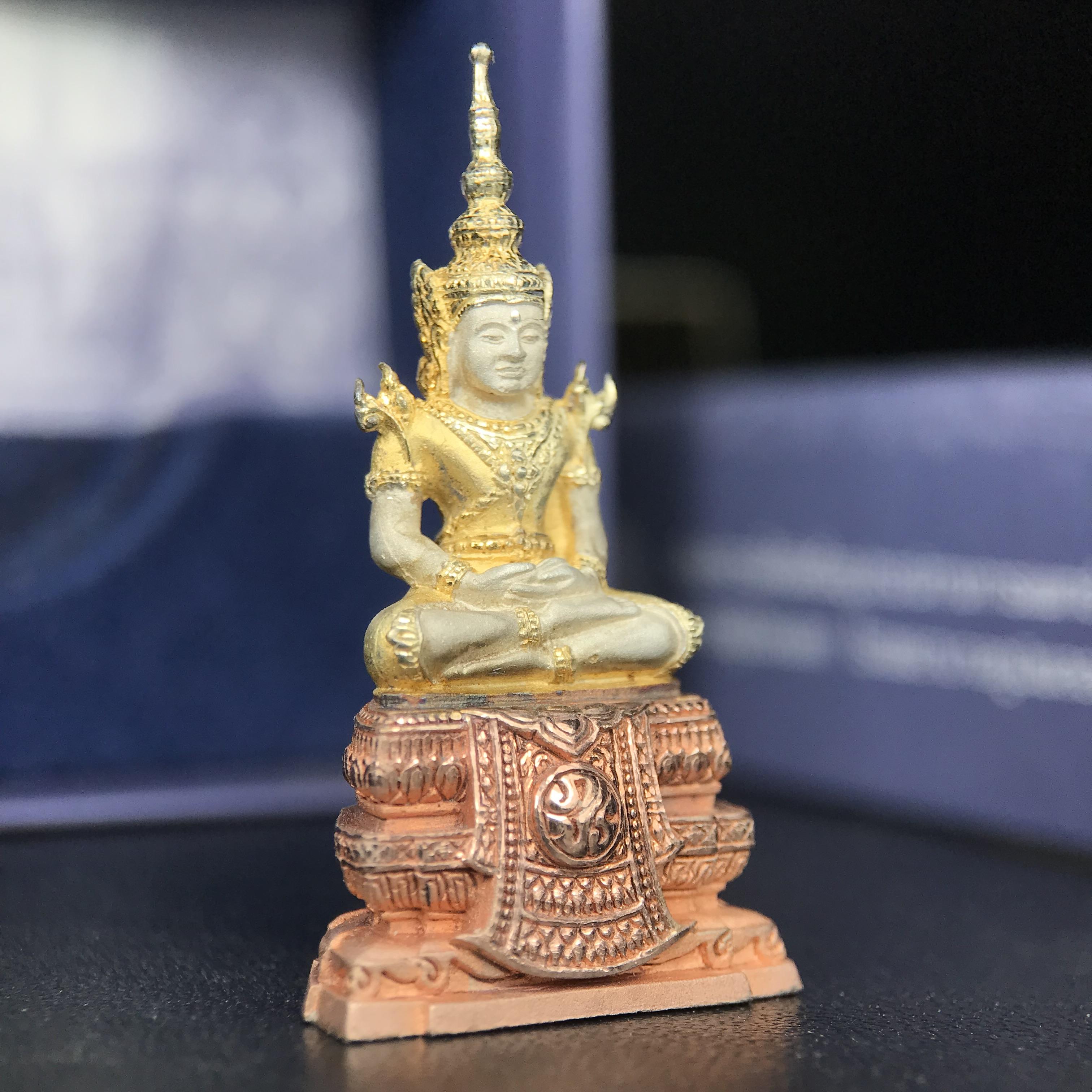 พระแก้วมรกต ภปร. ปี 2547 จัดสร้างโดยโรงพยาบาลภูมิพลอดุลยเดช เนื้อเงิน(3 กษัตริย์) ลอยองค์ หน้าตัก 1/2 นิ้ว สูง 3.7 ซม.พิธีมหามังคาภิเษก ณ พระอุโบสถวัดพระศรีรัตนศาสดาราม(วัดพระแก้ว) งดงามทรงคุณค่าอีกหนึ่งรุ่นยอดนิยม หายาก(องค์หมายเลข ๑๔๑๖)