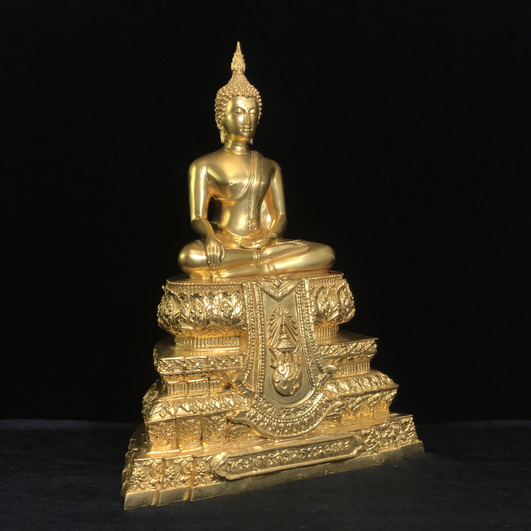 พระพุทธสิงหธรรมมงคล ภปร. รุ่นแรก พุทธสมาคมแห่งประเทศไทย ในพระบรมราชูปถัมภ์ จัดสร้าง ปี2547 เนื้อโลหะผสมปิดทอง หน้าตัก 5 นิ้ว(1 ใน 1999 องค์)