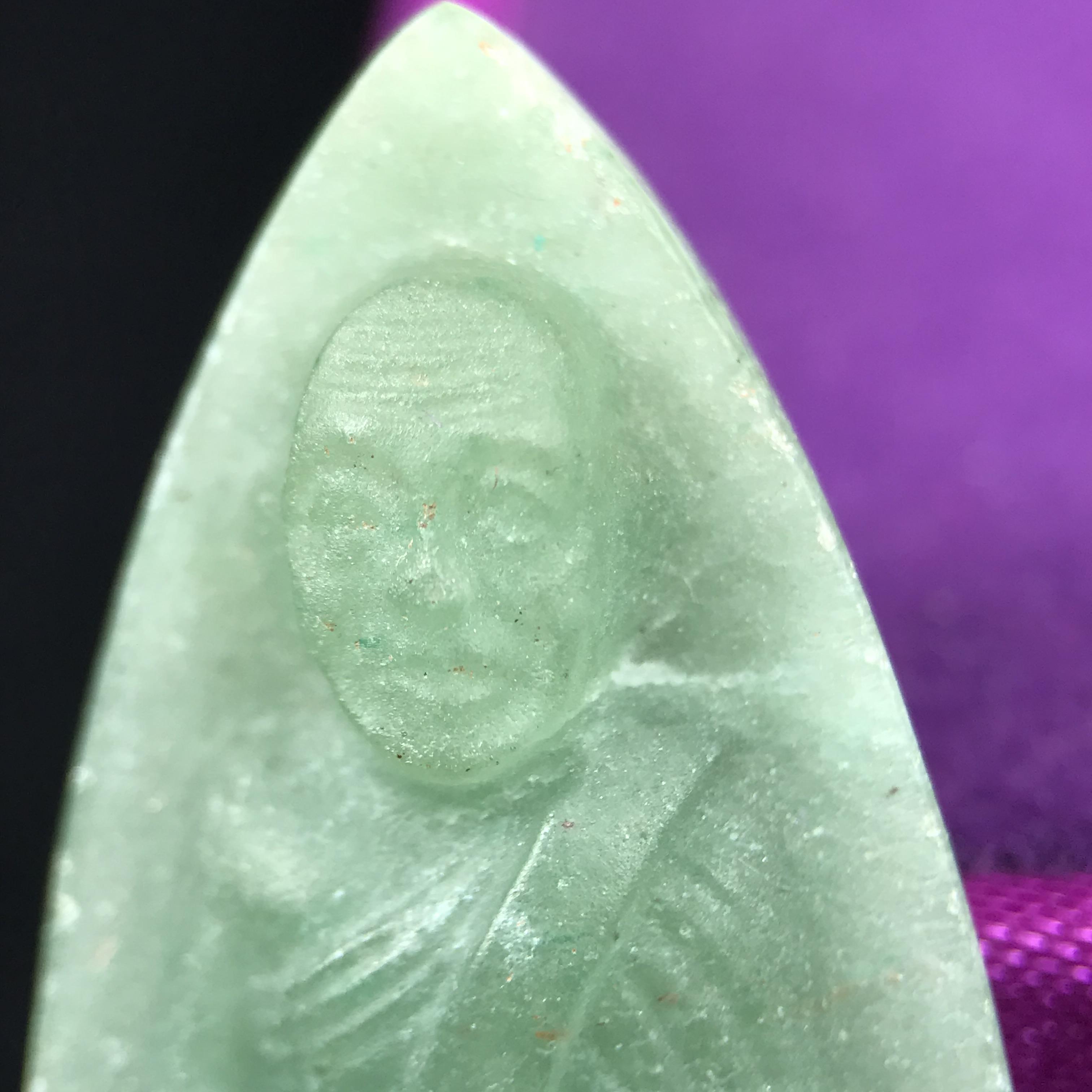 หลวงปู่ทวดหยก วัดพะโคะ จ.สงขลา ปี 2543 เนื้อหยก พิมพ์ใหญ่ ขนาด 3.5 x 2.2 ซม. ด้านหลังแผ่นโค๊ตทองคำ สร้างโดยสมาคมชาวเพชรบุรี “สมเด็จเจ้าพะโคะหลวงปู่ทวดเหยียบน้ำทะเลจืด” ครั้งแรกแห่งประวัติศาสตร์(สวยงามเป็นของล้ำค่าหายากมาก)สภาพสวยสมบูรณ์