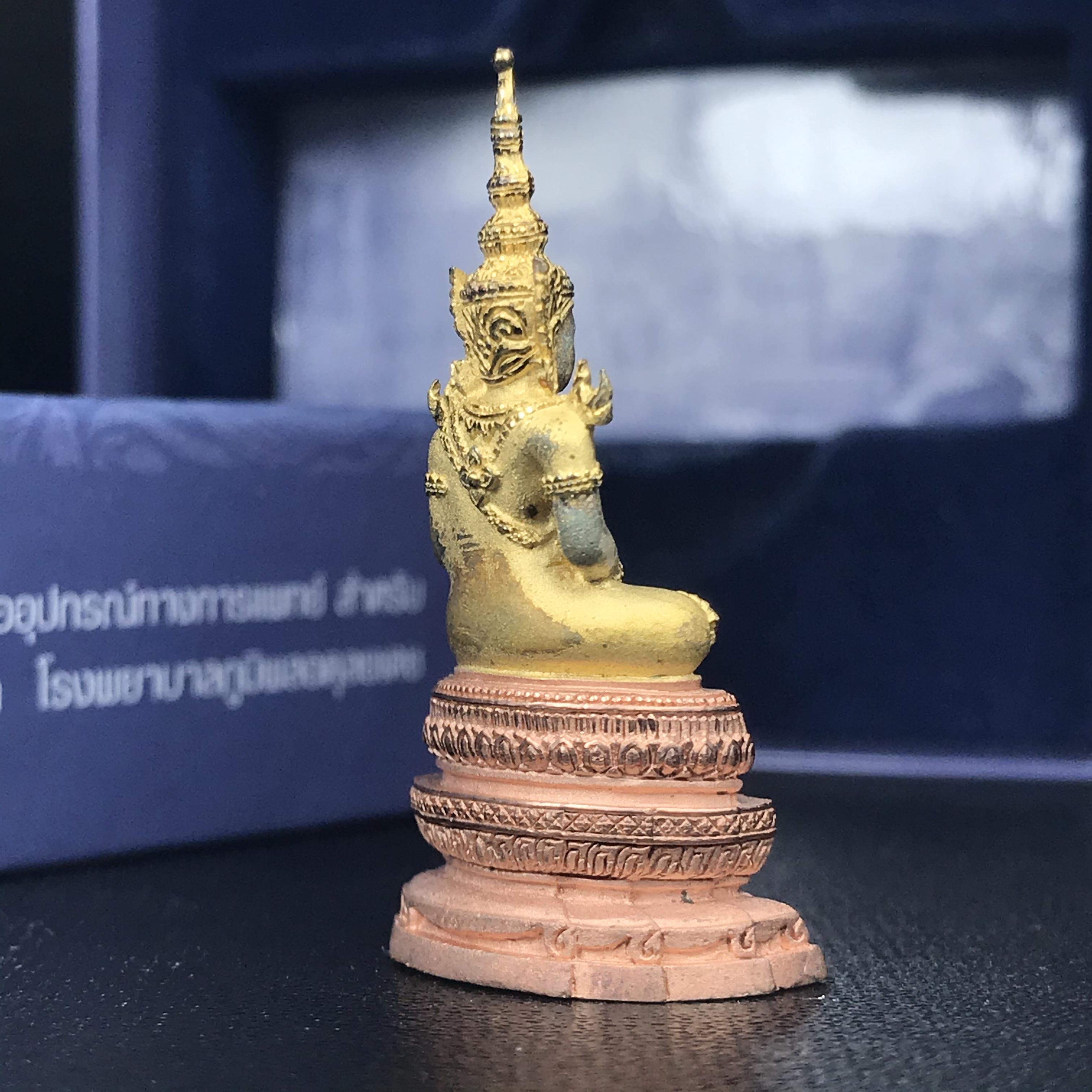 พระแก้วมรกต ภปร. ปี2547 จัดสร้างโดย รพ.ภูมิพลฯ เนื้อเงิน (3 กษัตริย์)ลอยองค์ หน้าตัก 1/2 นิ้ว (สภาพผิวเดิม ขึ้นสีรุ้งธรรมชาติ แบบนิยม) (1ใน3000องค์)