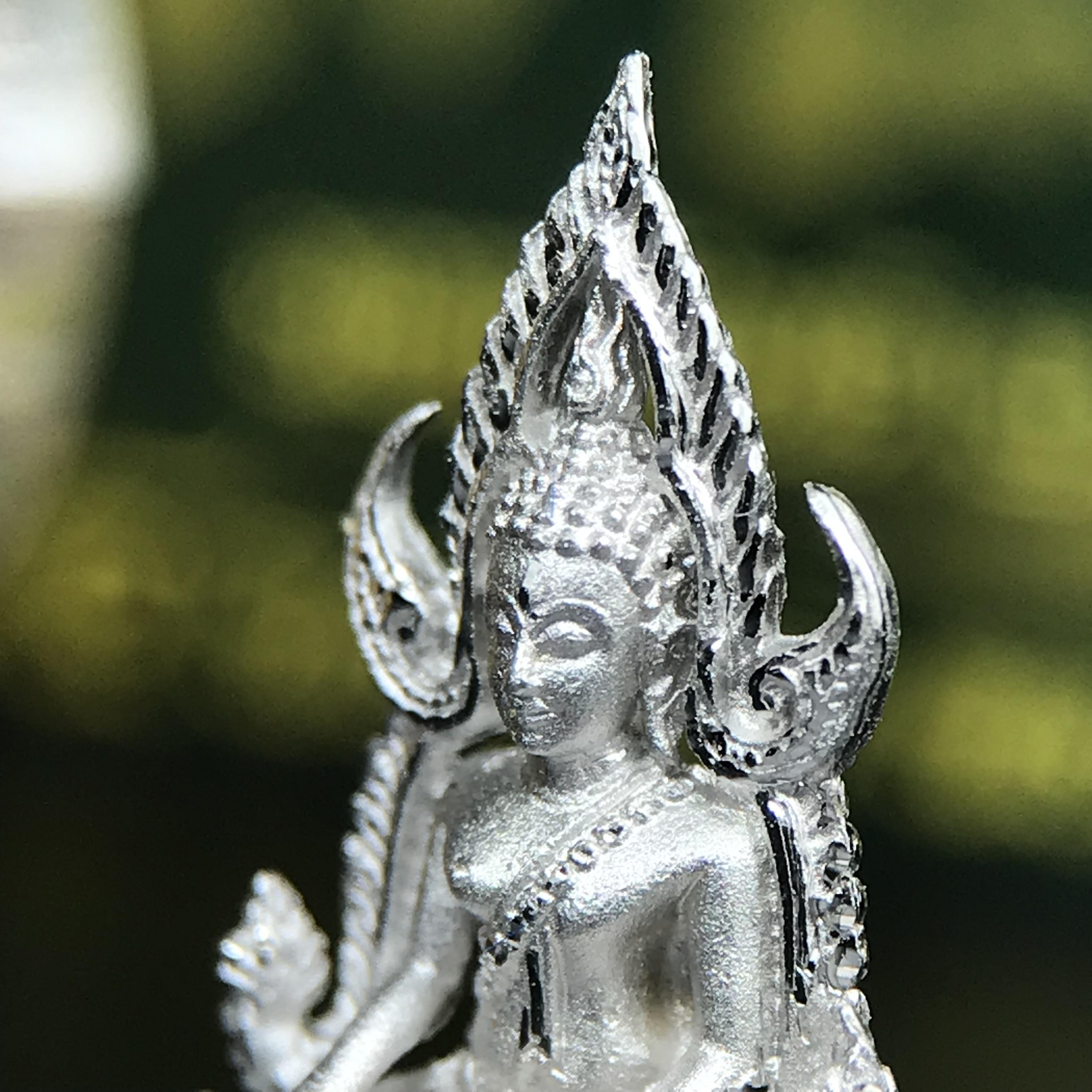 พระพุทธชินราช ภปร. 84 พรรษา พิมพ์เล็กขนาดหน้าตัก 1/4 นิ้ว(สูง 2.0 ซม.)เนื้อเงินชุบทองคำขาว (สภาพผิวสวยเดิม)(พระราชทานมวลสาร จิตรลดาและเส้นพระเจ้า(เส้นผม))พุทธศิลป์ทรงคุณค่าอีกหนึ่งรุ่นยอดนิยม