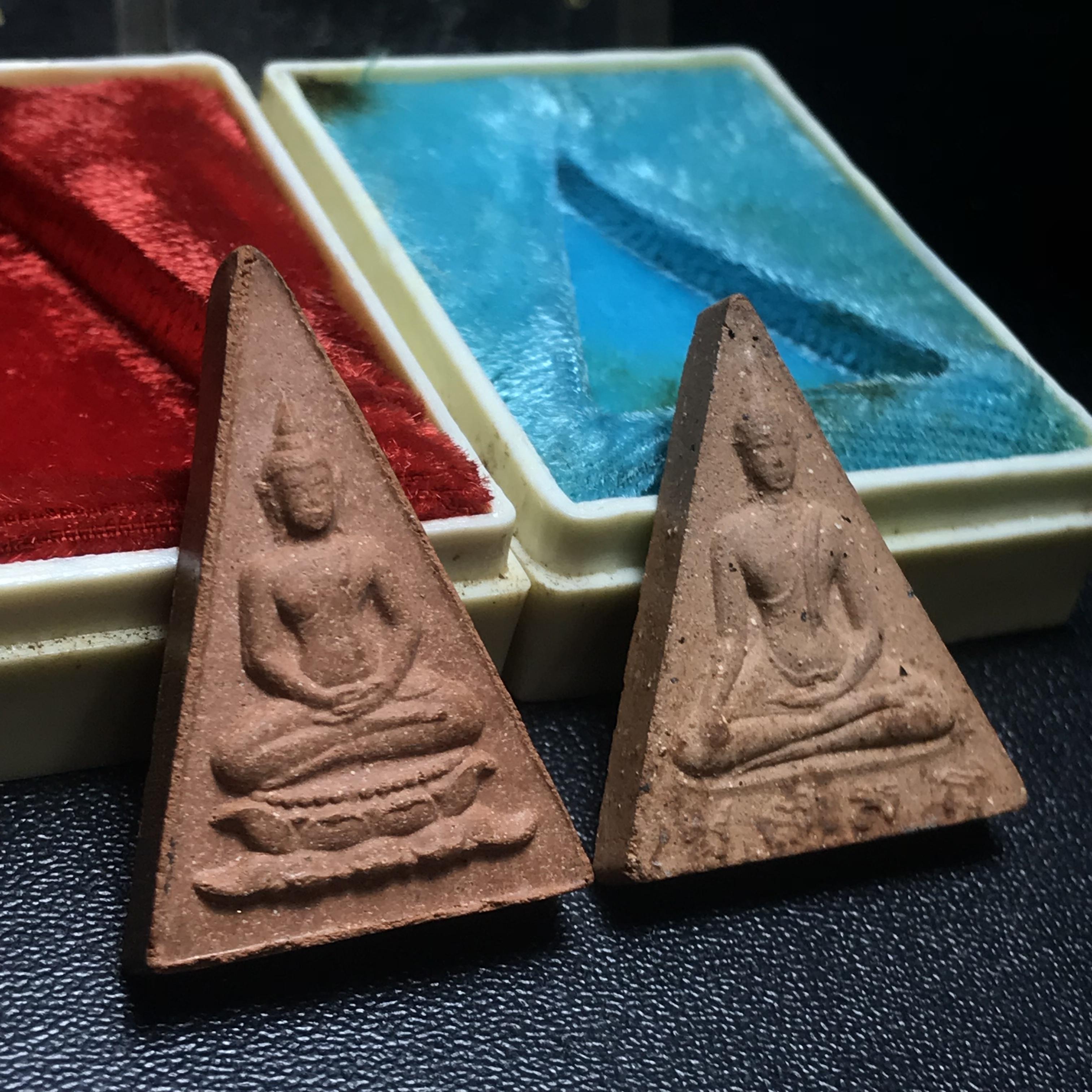 พระสมเด็จอุณาโลมทรงจิตรลดา+พระสมเด็จนางพญา สก. วัดบวรนิเวศวิหาร ปี2519 พิมพ์ใหญ่ กล่องบรรจุเดิม(ในหลวงรัชกาลที่9และสมเด็จพระราชินี เสด็จร่วมในพิธี)(พิธีใหญ่)(มวลสารดี)อีกหนึ่งวัตถุมงคลในหลวงที่ทรงคุณค่า