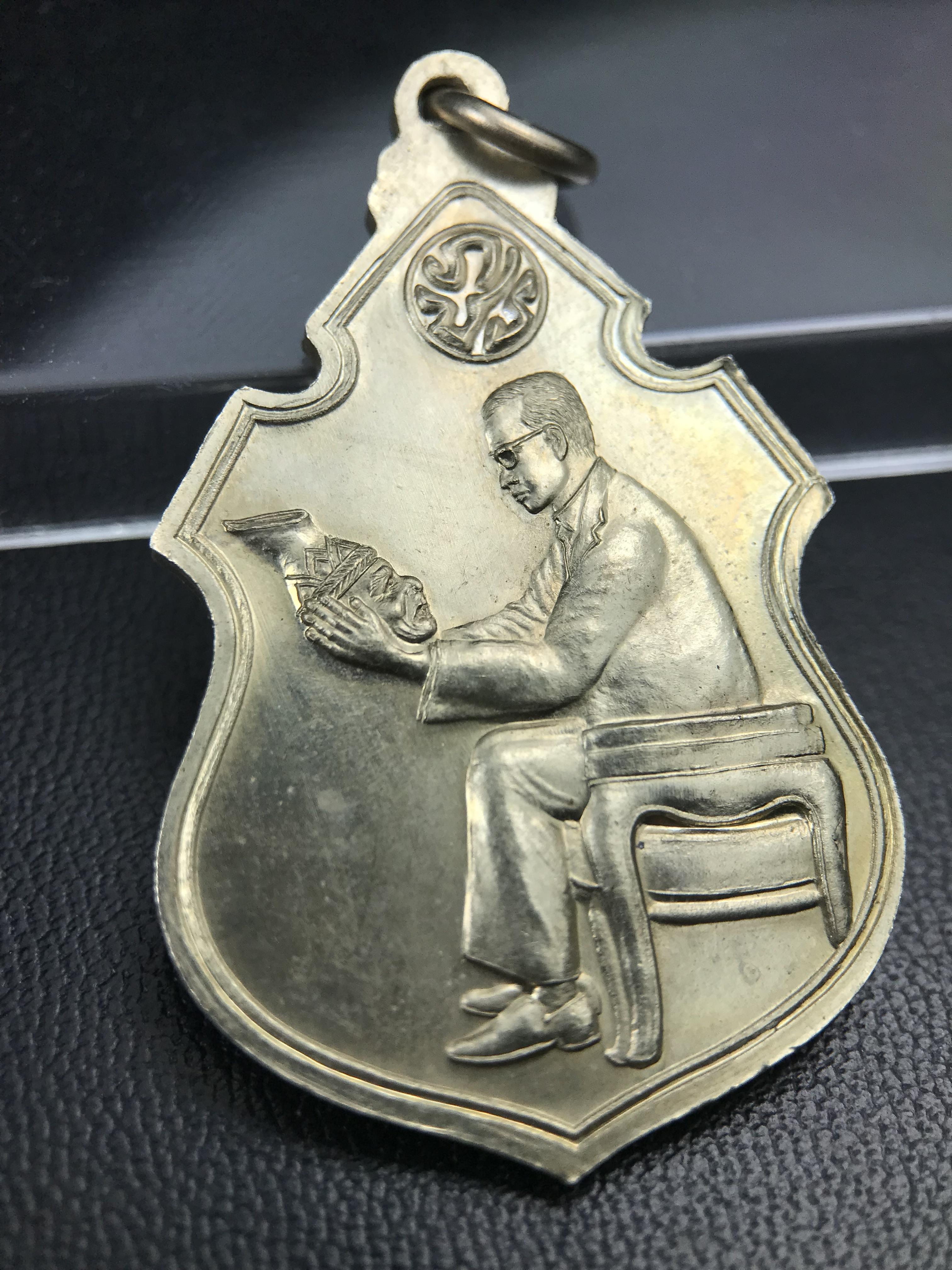 เหรียญครอบครูช่างหลวง(ในหลวงทรงดนตรี) เนื้ออัลปาก้า ปี 2550(หายาก)สุดยอดแห่งความหายากมีหมุนเวียนให้เห็นน้อยมากเป็นอีกหนึ่งรุ่นยอดนิยมของเสด็จพ่อร.9เหรียญนี้สวยมากผิวน้ำทองทั่วทั้งเหรียญ