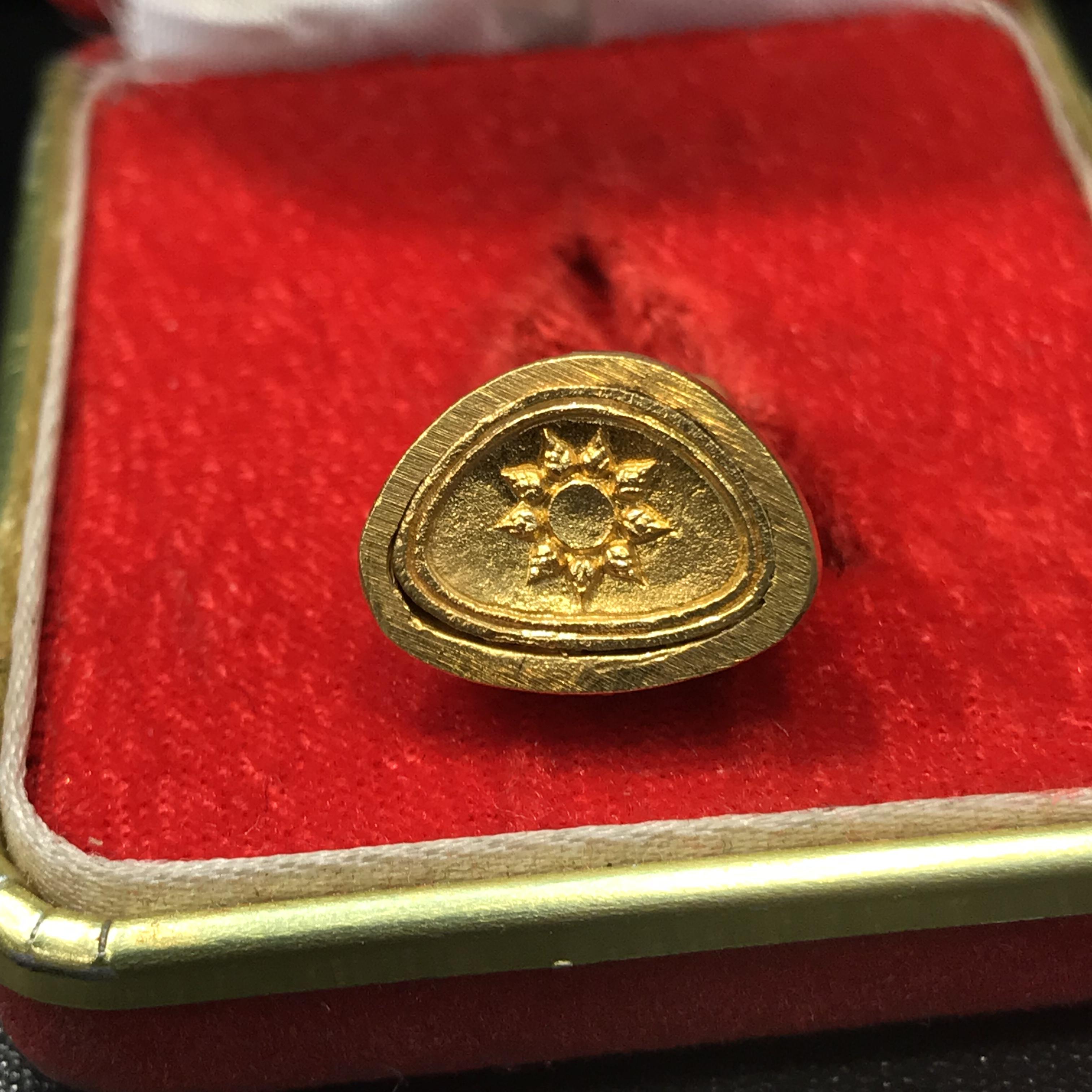 พระกริ่งไพรีพินาศ ภปร. รุ่นแรกของประเทศไทย วัดปทุมวนาราม เนื้อทองคำ ปี2535(ในหลวงรัชกาลที่9เสด็จเททอง)(สภาพสวยเดิมครบสมบูรณ์)