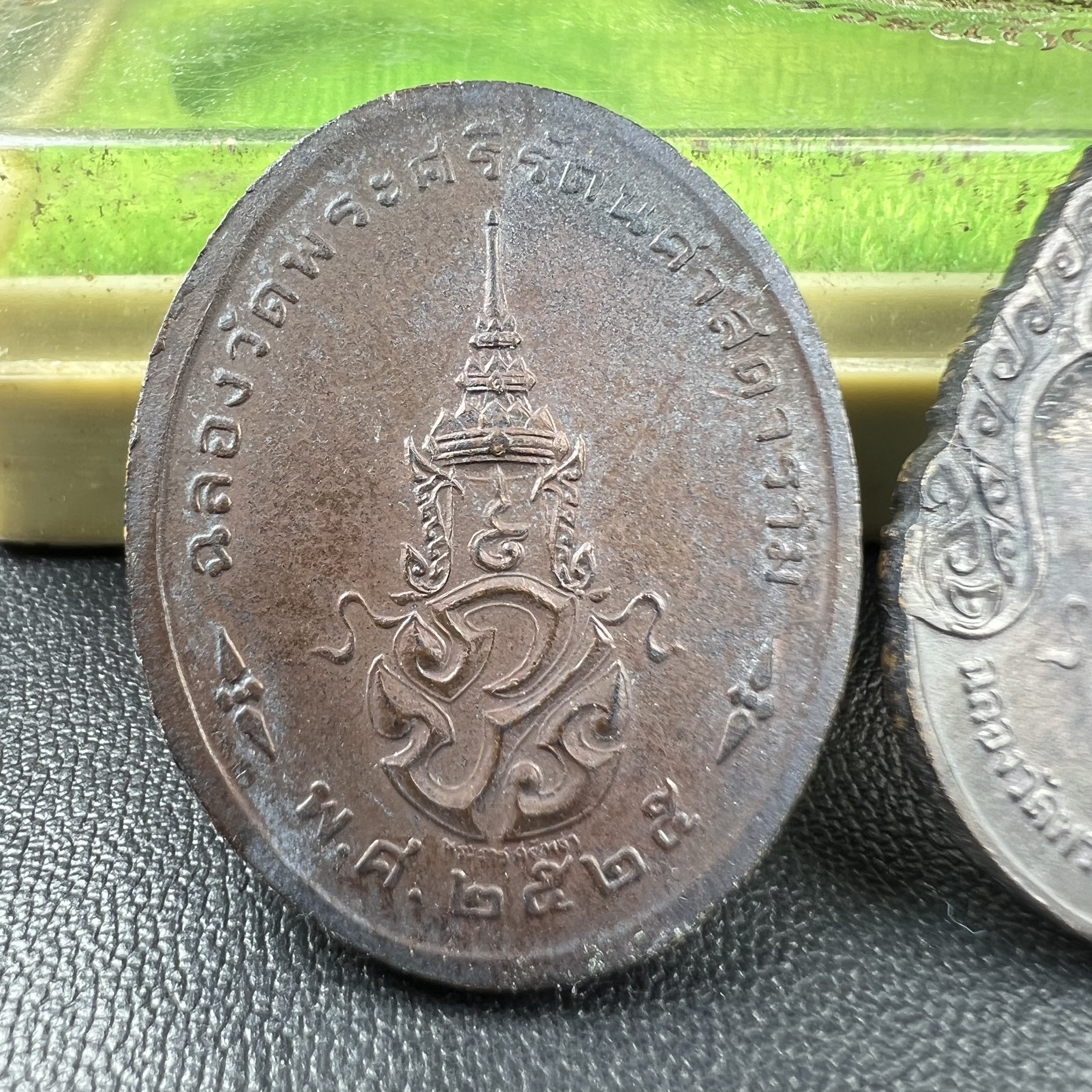 เหรียญพระแก้วมรกตหลัง ภปร. ฉลองกรุงรัตนโกสินทร์ครบ 200 ปี พ.ศ.2525 เนื้อทองแดงกล่องบรรจุเดิมครบ3พิมพ์(บล็อกพระราชศรัธา)(ในหลวงรัชกาลที่9 เสด็จในพิธี)