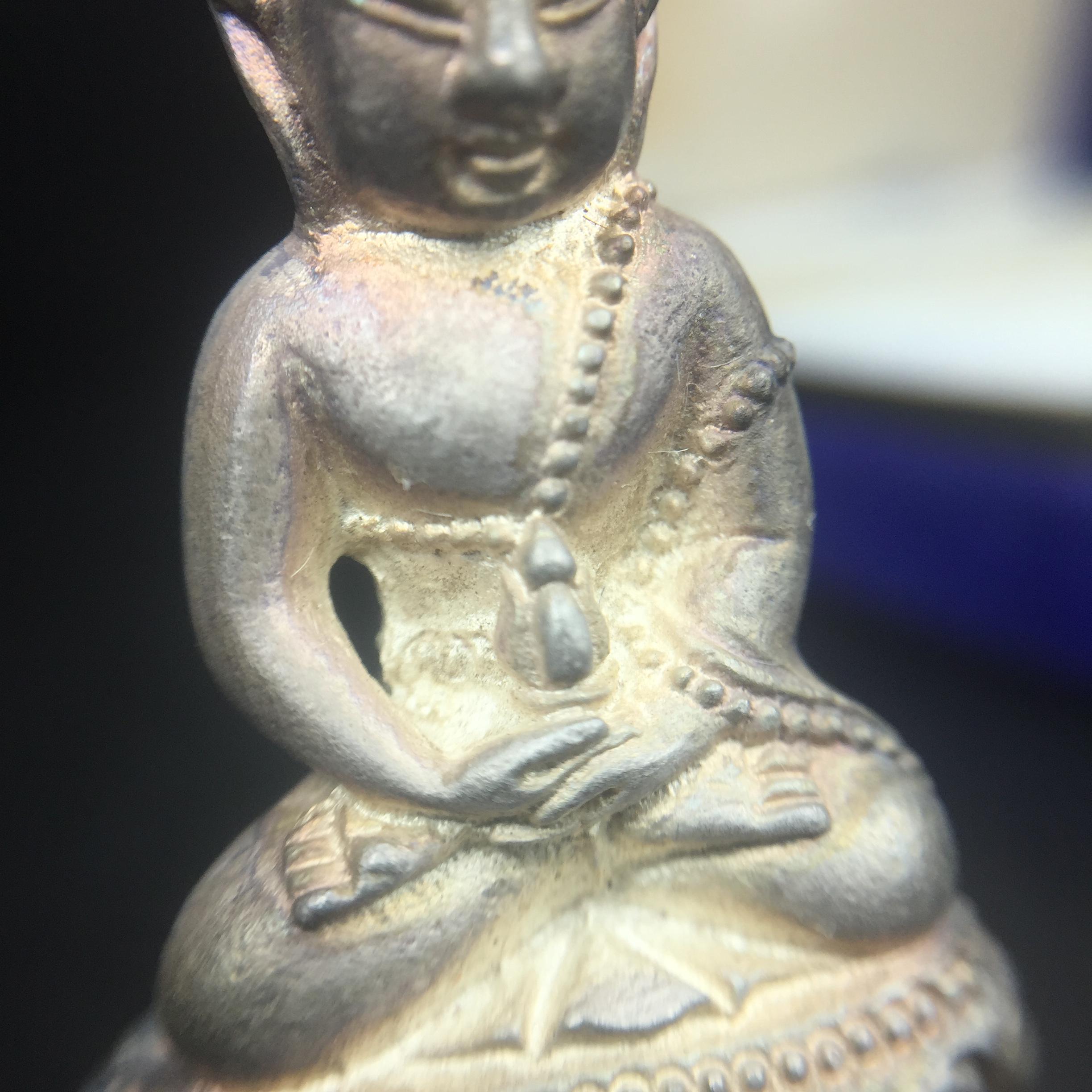 พระกริ่งรุ่นสร้างเจดีย์ วัดคีรีวิหาร ปี 2538 เนื้อเงิน(สภาพผิวสวยเดิม) ที่ระลึกในวาระครบ 5 รอบของ สมเด็จพระวันรัต(จุนท์ พฺรหฺมคุตฺโต) วัดบวรนิเวศวิหาร(เนื้อเงินตอกโค๊ตด้านหลังและเลขใต้ฐาน องค์นี้หมายเลข 360(ผลรวมได้9 เลขมงคล))(1 ใน 561 องค์)หายาก!!