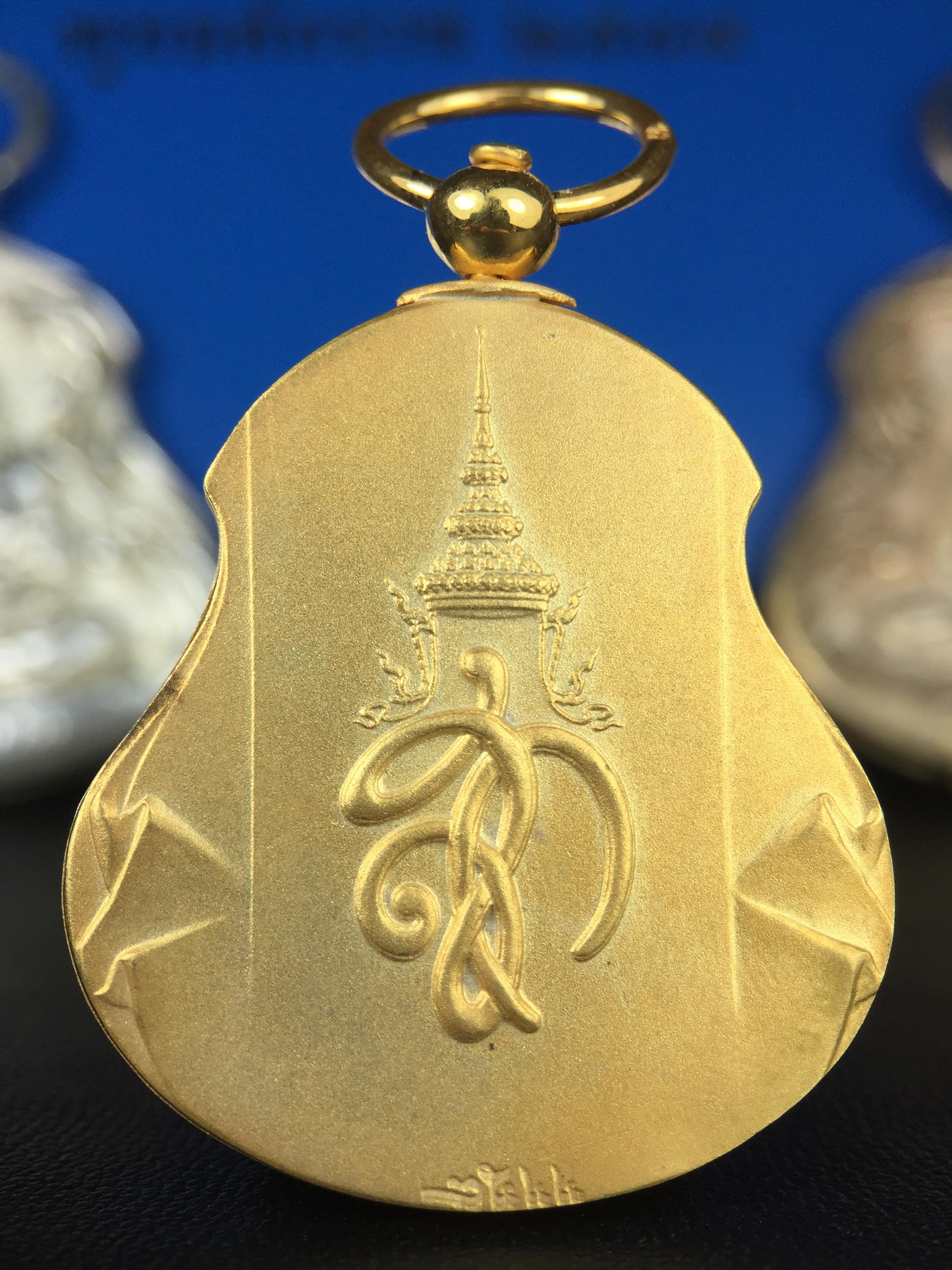 เหรียญหลวงปู่ทวด พระนามาภิไธย สก. แบบงานฉลุโบราณ(HAND MADE) ปี 2544 ชุดทองคำ(เนื้อทองคำ(15.16 กรัม)+เนื้อเงิน+เนื้อบรอนซ์)พิธีปลุกเสก ณ อุโบสถวัดช้างให้ และ พิธีมังคลาภิเษก ณ พระอุโบสถ วัดพระศรีรัตนศาสดาราม(วัดพระแก้ว) (1 ใน 500 ชุด)พบเจอน้อยหายากมาก