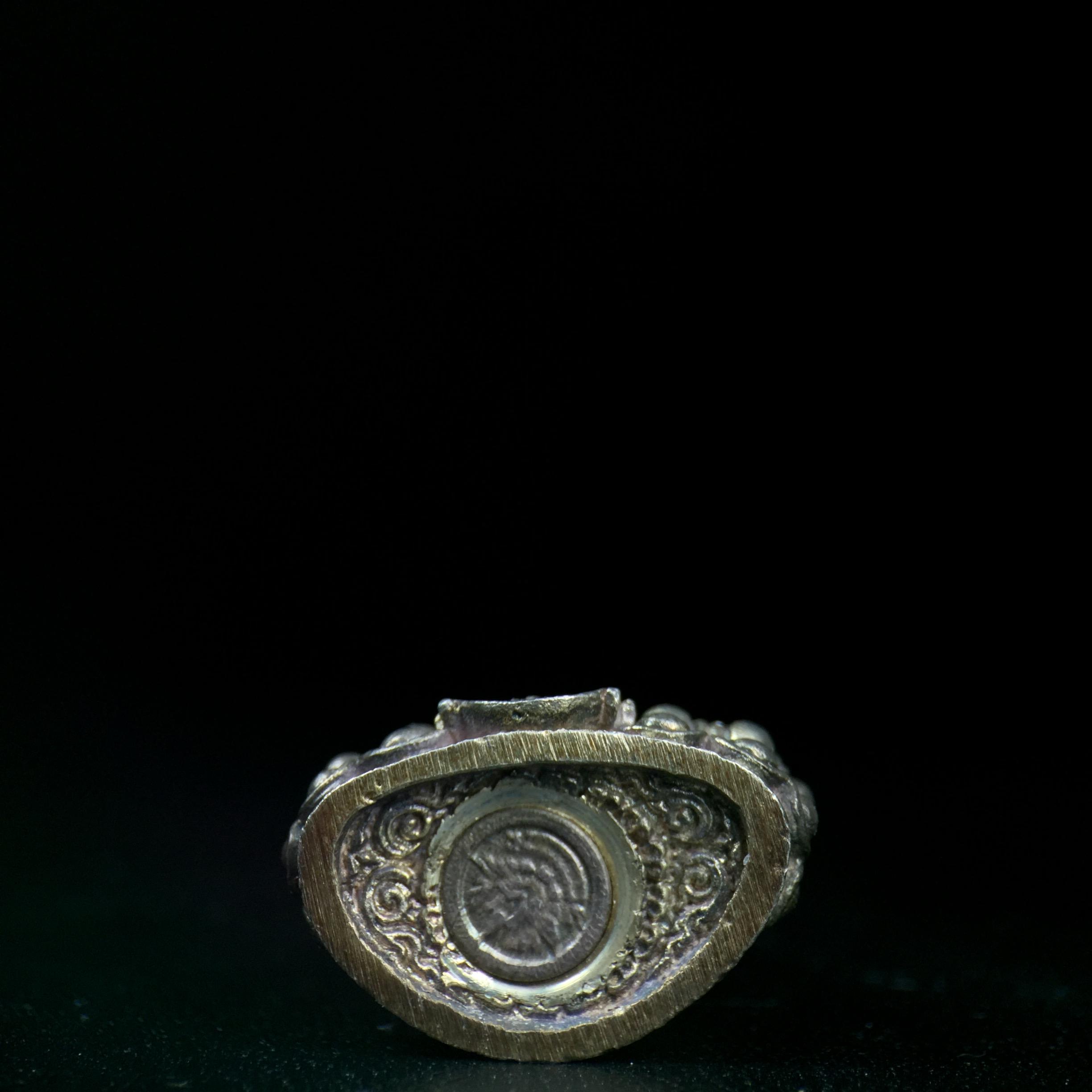 พระกริ่งศิรากาศ ภปร.(พระกริ่งคุ้มเกล้า)วัตถุมงคล"คุ้มเกล้าฯ" มูลนิธิ “คุ้มเกล้า” ในพระบรมราชูปถัมภ์ จัดสร้าง โรงพยาบาลภูมิพล เนื้อเงิน(พิมพ์หน้าไทย)(สภาพผิวเดิมขึ้นน้ำทองทั่วองค์สวย)(รัชกาลที่9เสด็จเททอง)(พิธีใหญ่)(นิยม)