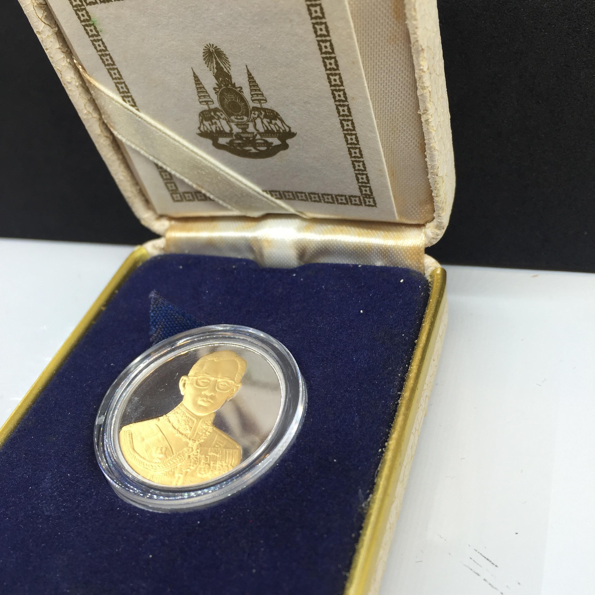 เหรียญที่ระลึก "คามิโอ" เนื้อเงินขัดเงาหน้าทองคำ เนื่องในมหามงคลวโรกาสที่พระบาทสมเด็จพระเจ้าอยู่หัว ครองราชย์ครบ 50 ปี พ.ศ. 2539