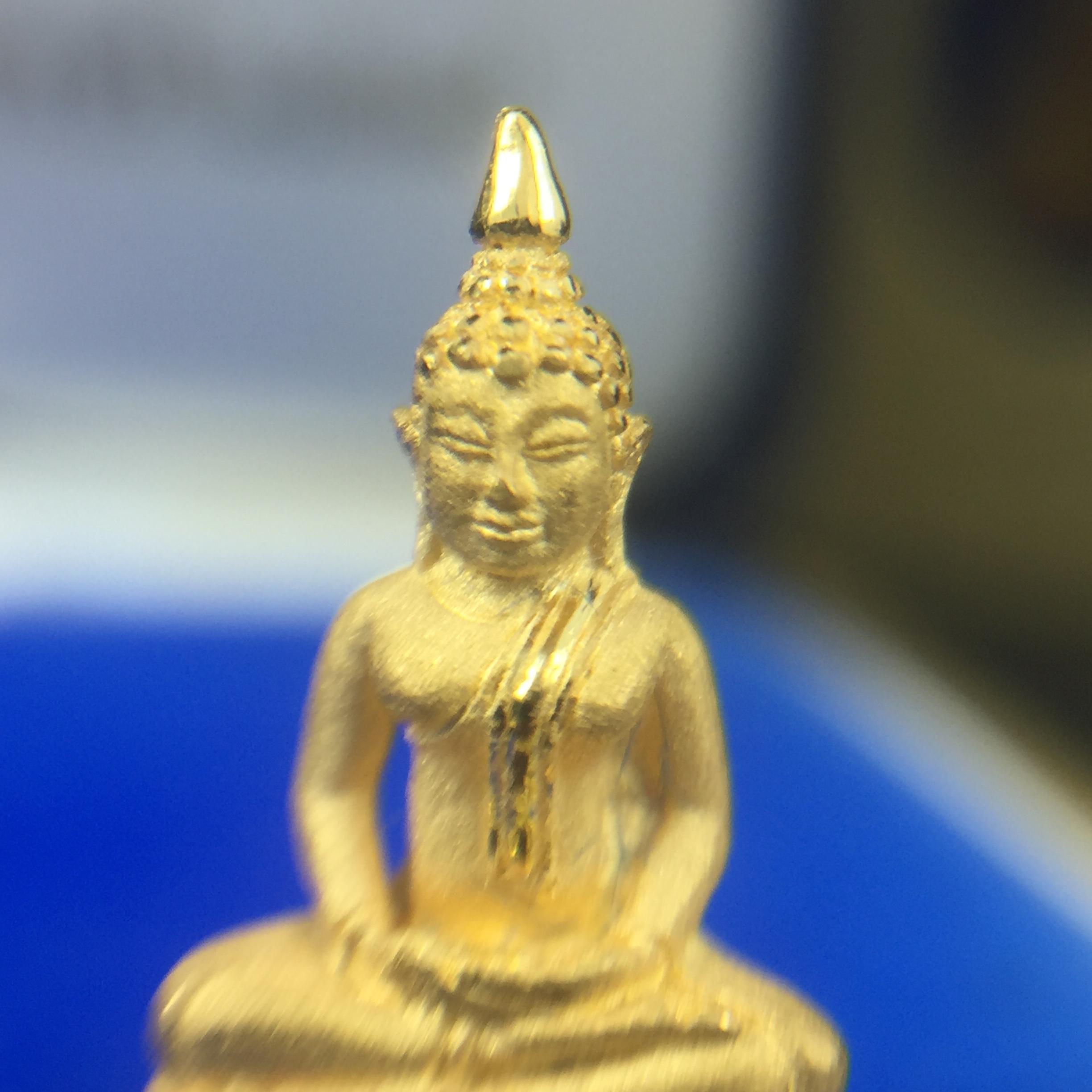 พระพุทธโสธร(หลวงพ่อโสธร) รุ่นสร้างอุโบสถ ปี2539 เนื้อทองคำ ลอยองค์พิมพ์เล็ก(หายาก) สภาพสวยเดิมกล่องบรรจุการ์ดใบรับรองเดิมครบสมบูรณ์