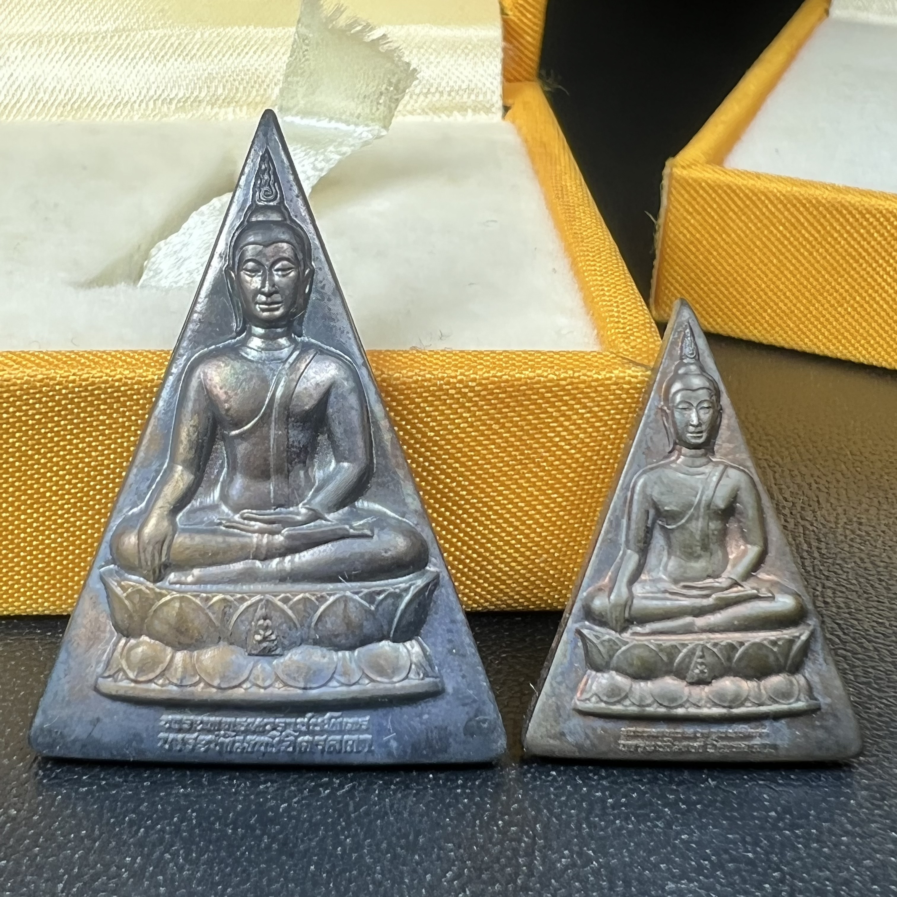 พระพุทธนวราชบพิตร พระพิมพ์จิตรลดา โครงการหลวง ปี2539 (พิมพ์ใหญ่+พิมพ์เล็ก) เนื้อนวโลหะ พร้อมกล่องบรรจุเดิม พิธีใหญ่ ปลุกเสกวัดพระแก้ว(1ชุด 2 องค์)