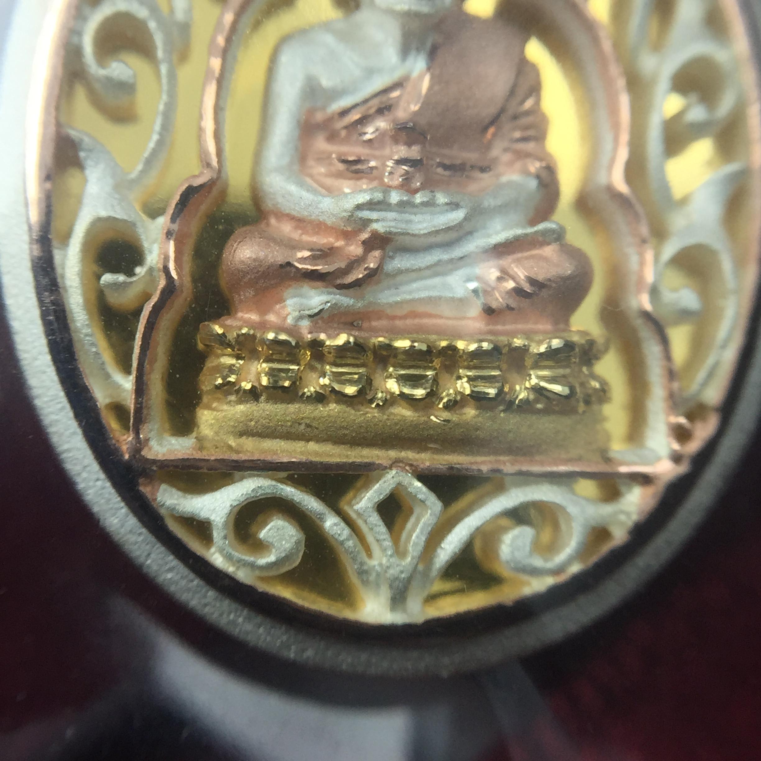 เหรียญหลวงพ่อทวด รุ่นมงคลบารมี วัดประสาทบุญญาวาส ปี 2545 เนื้อเงินสามกษัตริย์ พิมพ์ทรงรูปไข่เล็ก(ขนาด 2.0*1.8 ซม.)ฉลุลายฉากพี้นหลังสีทองสวยงาม ตอกโค๊ตมีหมายเลข พร้อมกล่องบรรจุเดิม