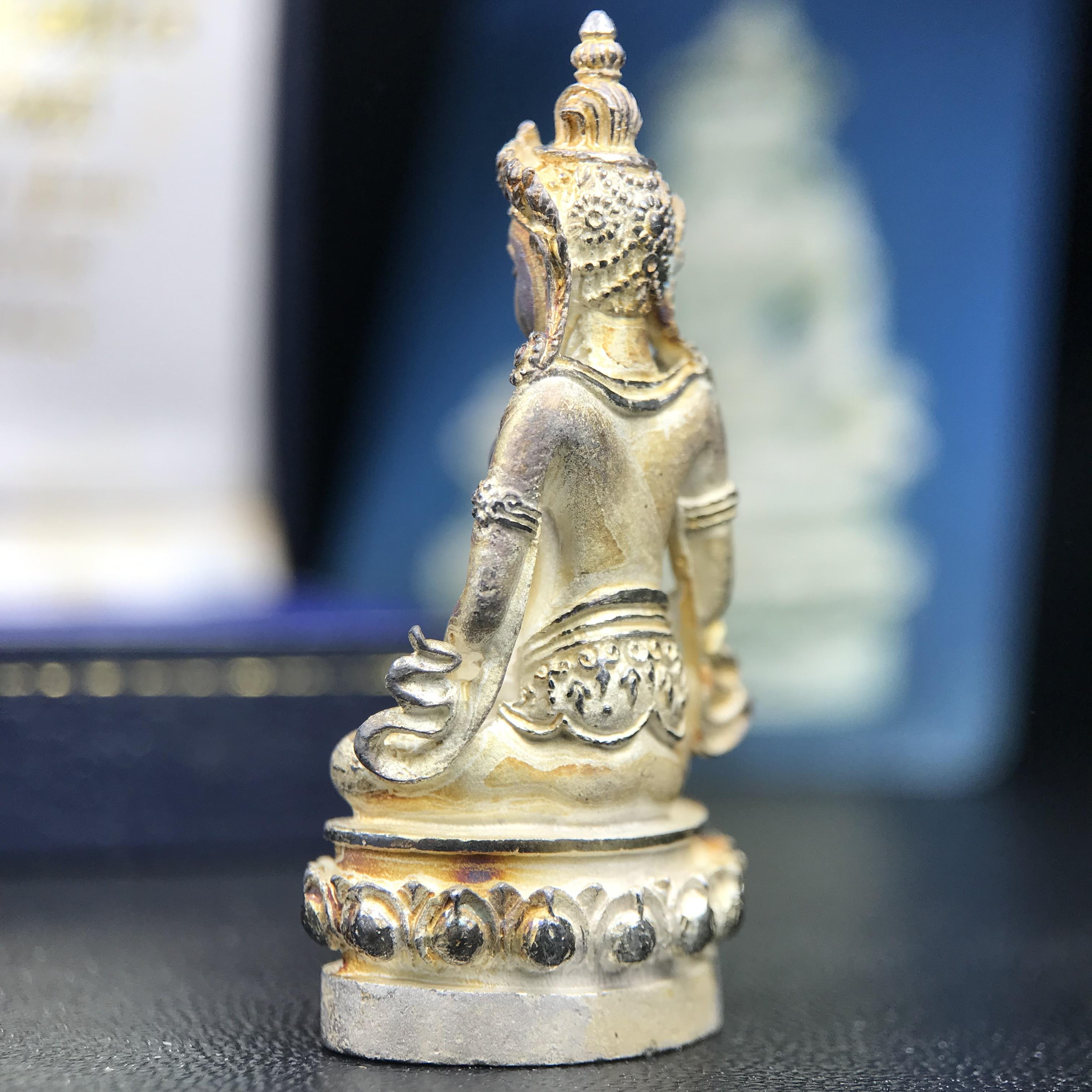 พระกริ่งอวโลกิเตศวร ( เจ้าแม่กวนอิม ) วัดโพธิ์แมนคุณาราม รุ่นอุดมโภคทรัพย์ พ.ศ.2539 เนื้อเงินพ่นทราย(ผิวเดิม ขึ้นสีรุ้งธรรมชาติ แบบนิยม เสน่ห์ของพระเนื้อเงิน) (พร้อมกล่องบรรจุการ์ดใบรับรองเดิมครบ)(อีกหนึ่งรุ่นยอดนิยม พุทธศิลป์สวยงดงาม)หายาก 1 ใน 5000 องค์